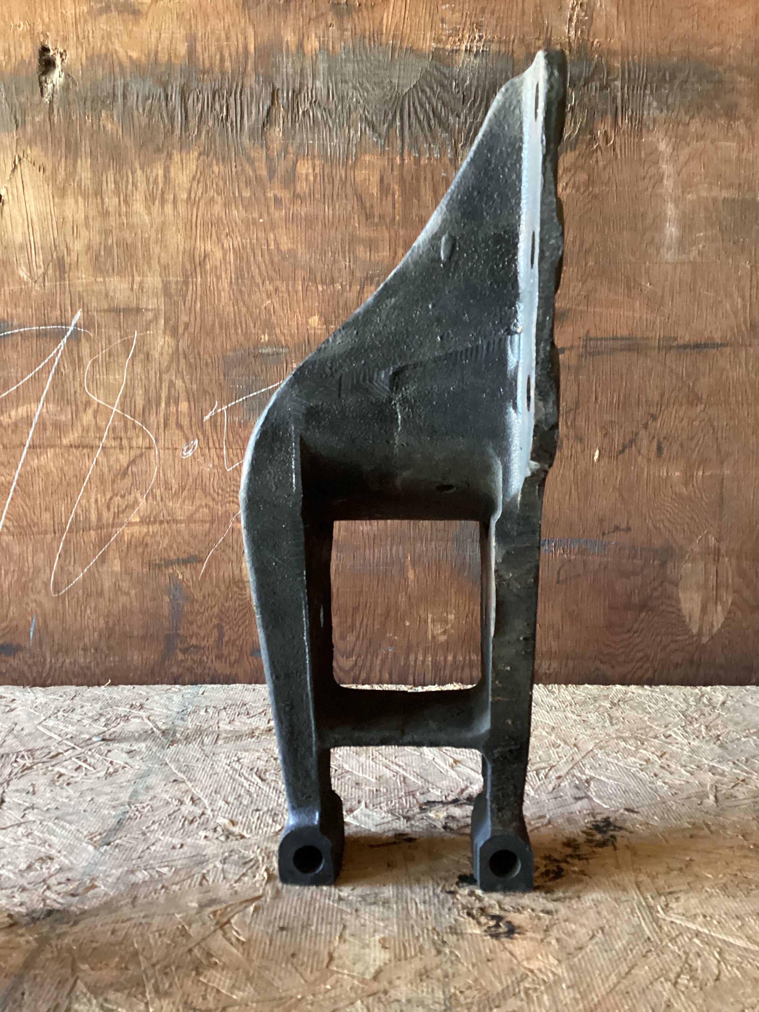 USED| REAR SUSPENSION SPRING BRACKET INTERNATIONAL | SKU891