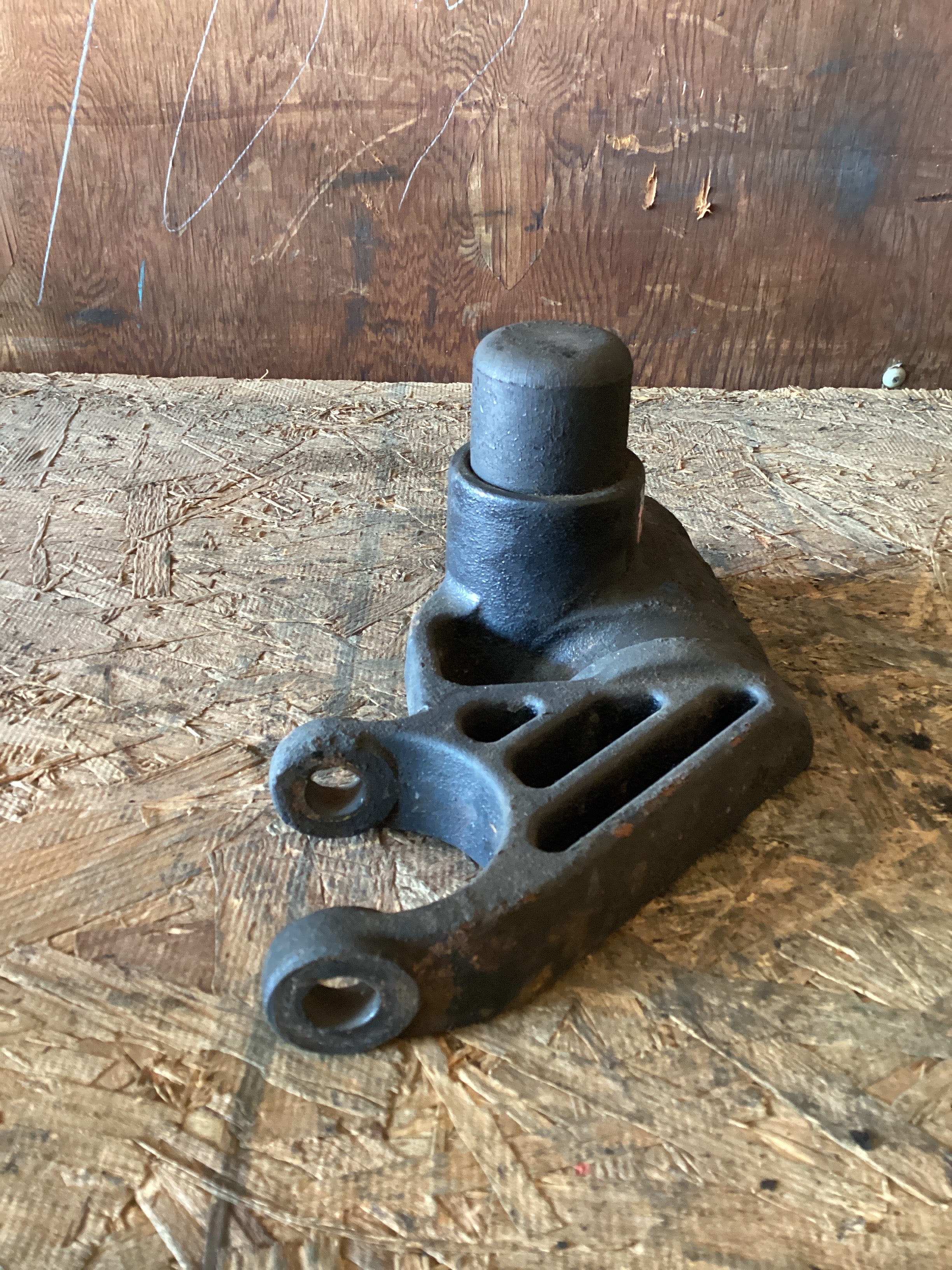 USED | FRONT SUSPENSION SHOCK MOUNT RHS VOLVO | SKU1,020