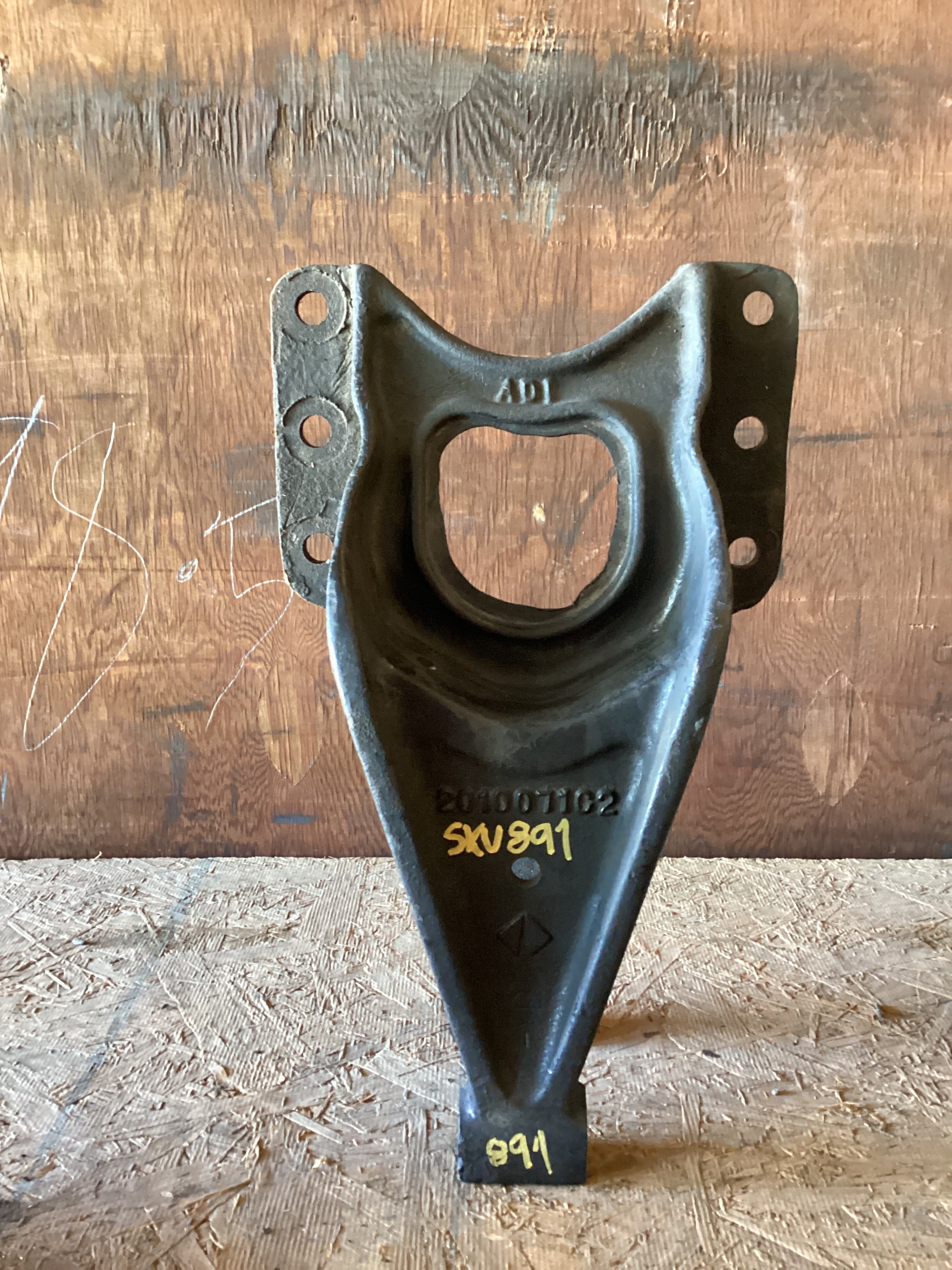 USED| REAR SUSPENSION SPRING BRACKET INTERNATIONAL | SKU891