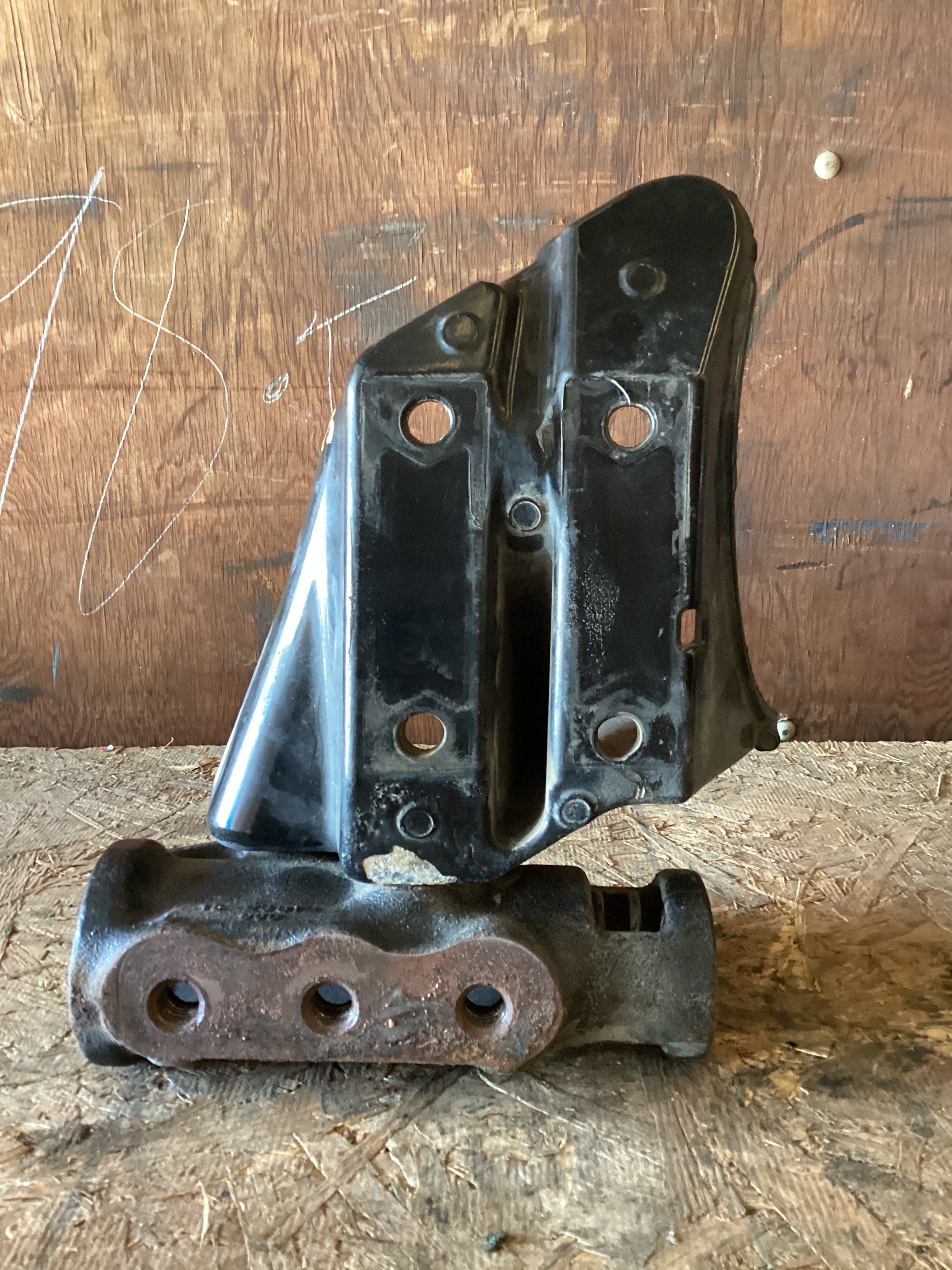 USED | TOW HOOK BRACKET LHS ASSY CASCADIA | SKU976