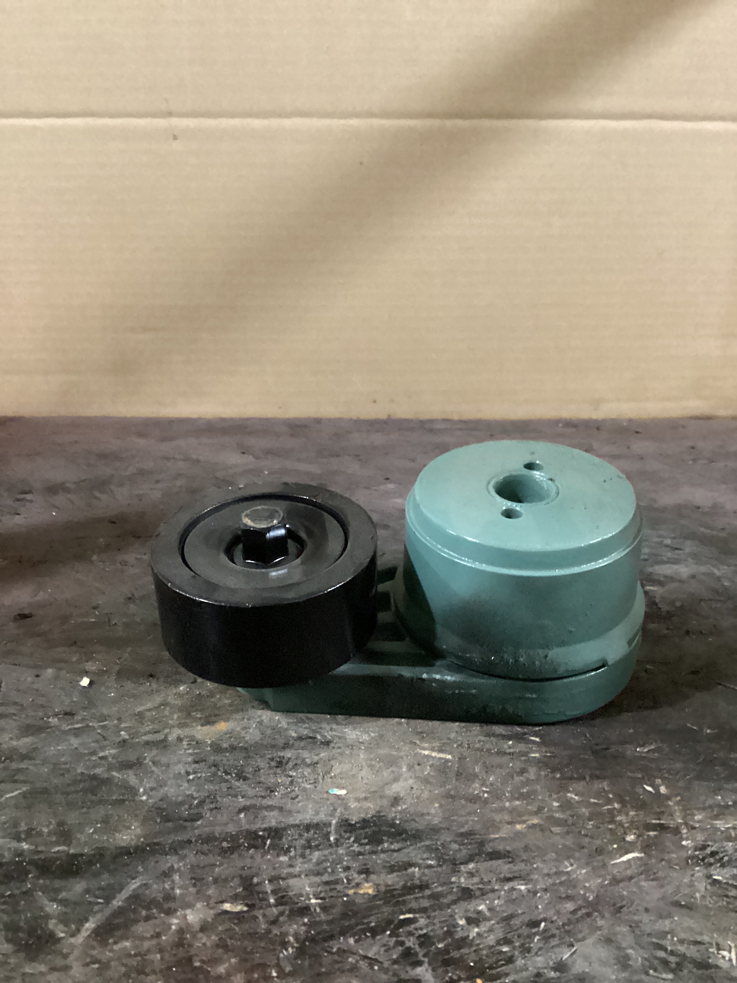 USED | ENGINE BELT TENSIONER MERCEDES | SKU855