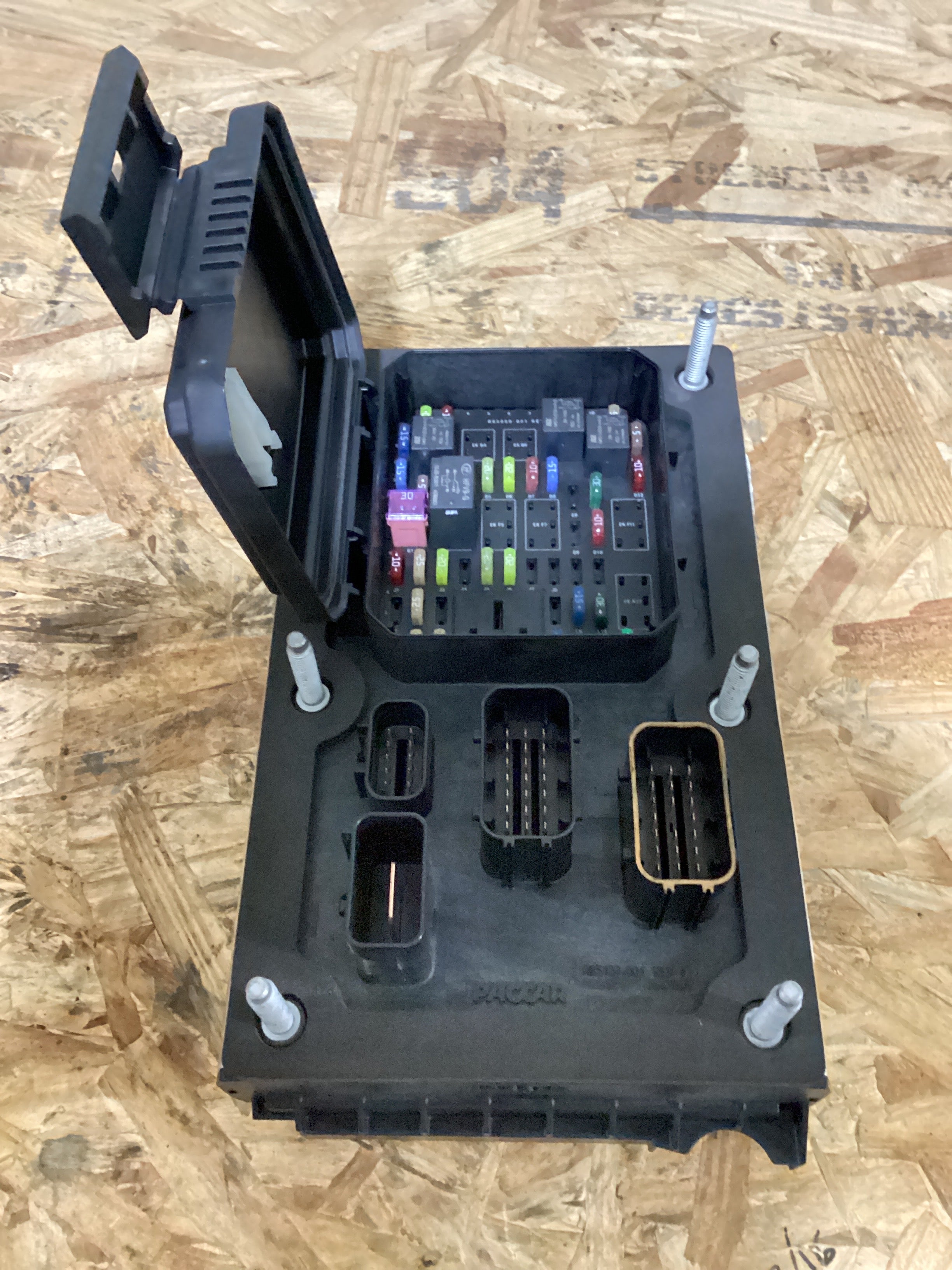 NEW | CAB POWER DISTRIBUTION CENTER FUSE BOX ASSY PACCAR KW | SKU800
