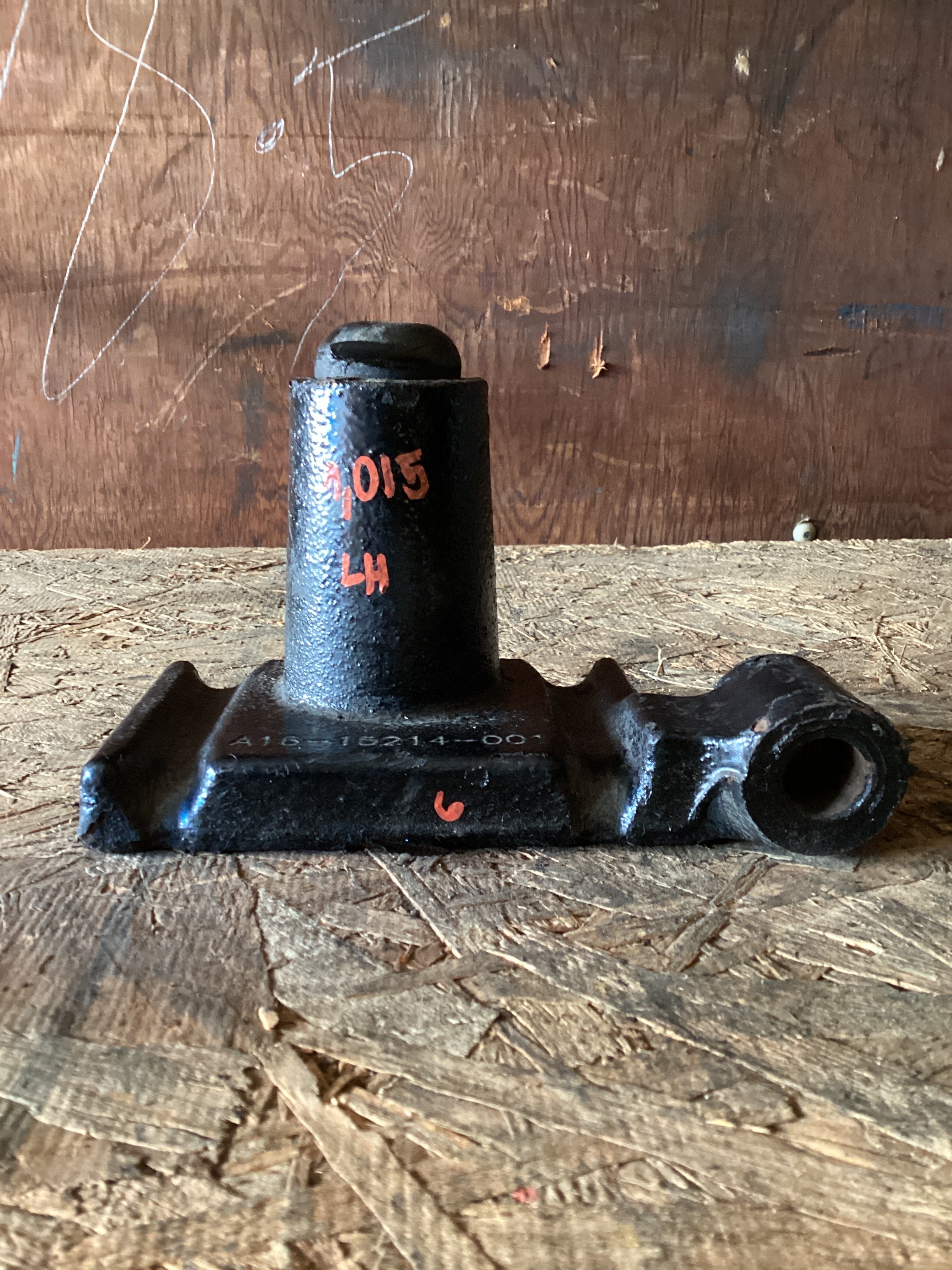 USED | FRONT SUSPENSION LEAF SPRING U BOLT PAD BRACKET LHS FREIGHTLINER | SKU1,015