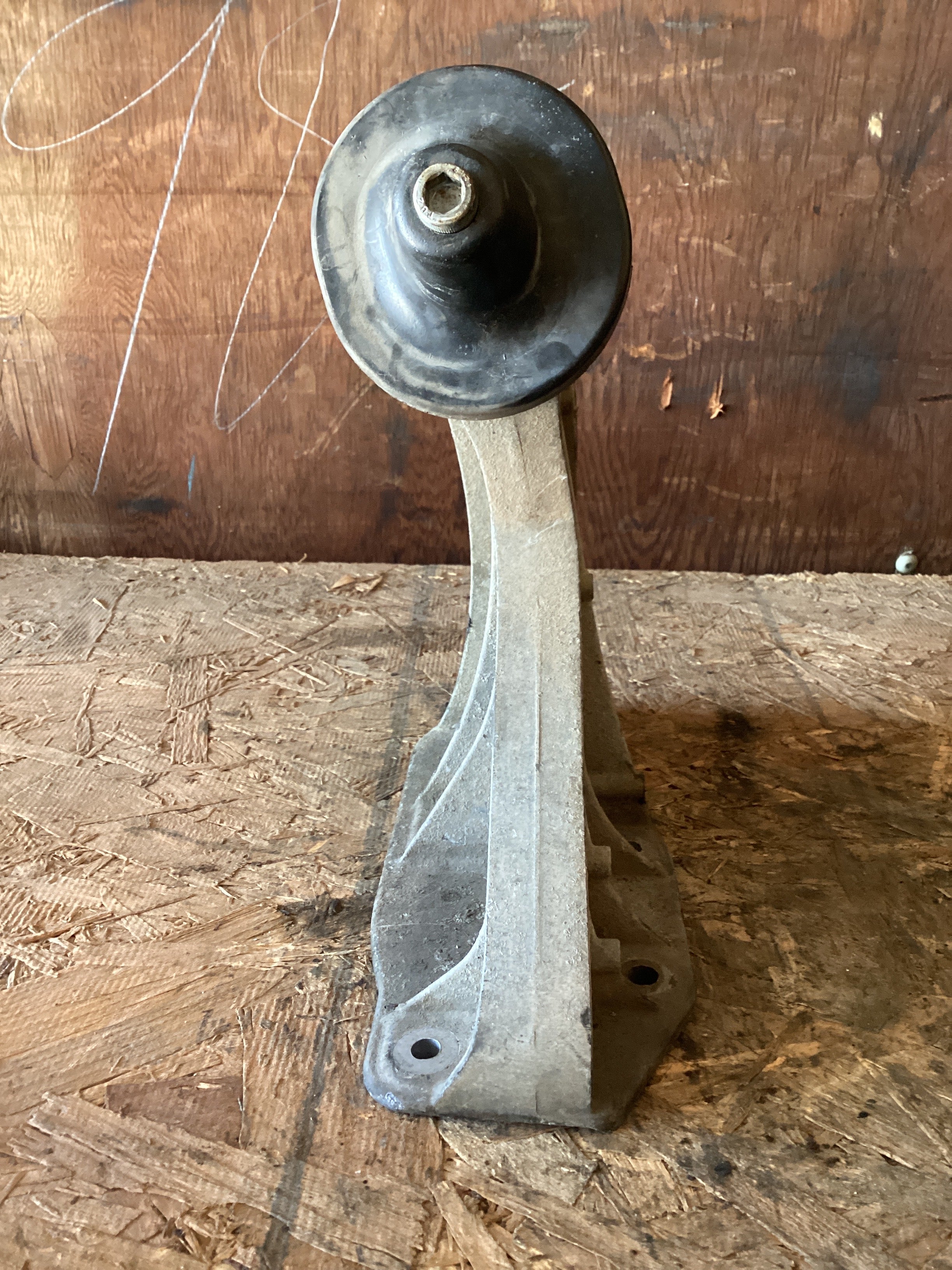 USED | HOOD MOUNT BRACKET RHS CASCADIA | SKU986