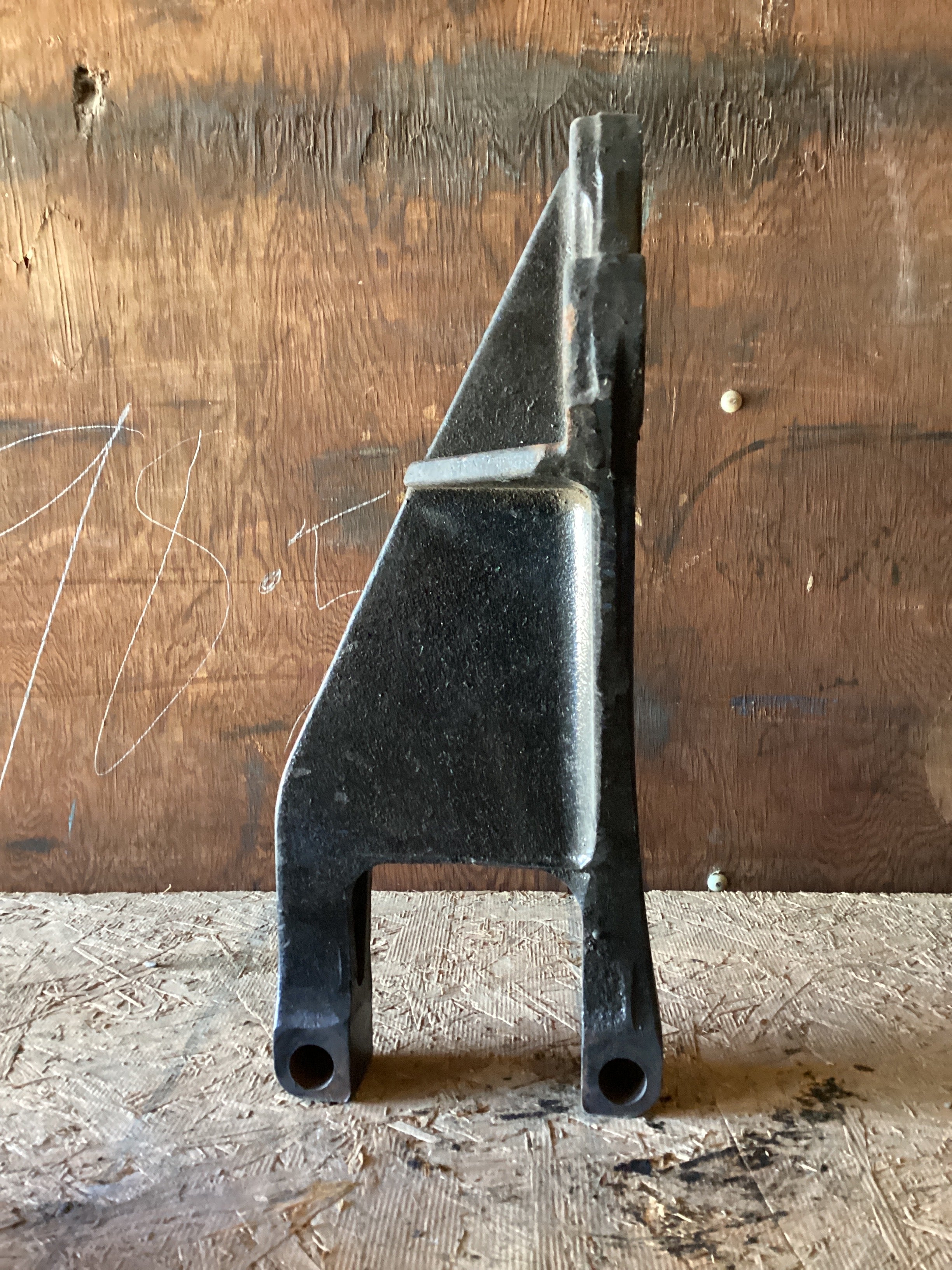 USED | REAR SUSPENSION SPRING HANGER LHS INTERNATIONAL | SKU892