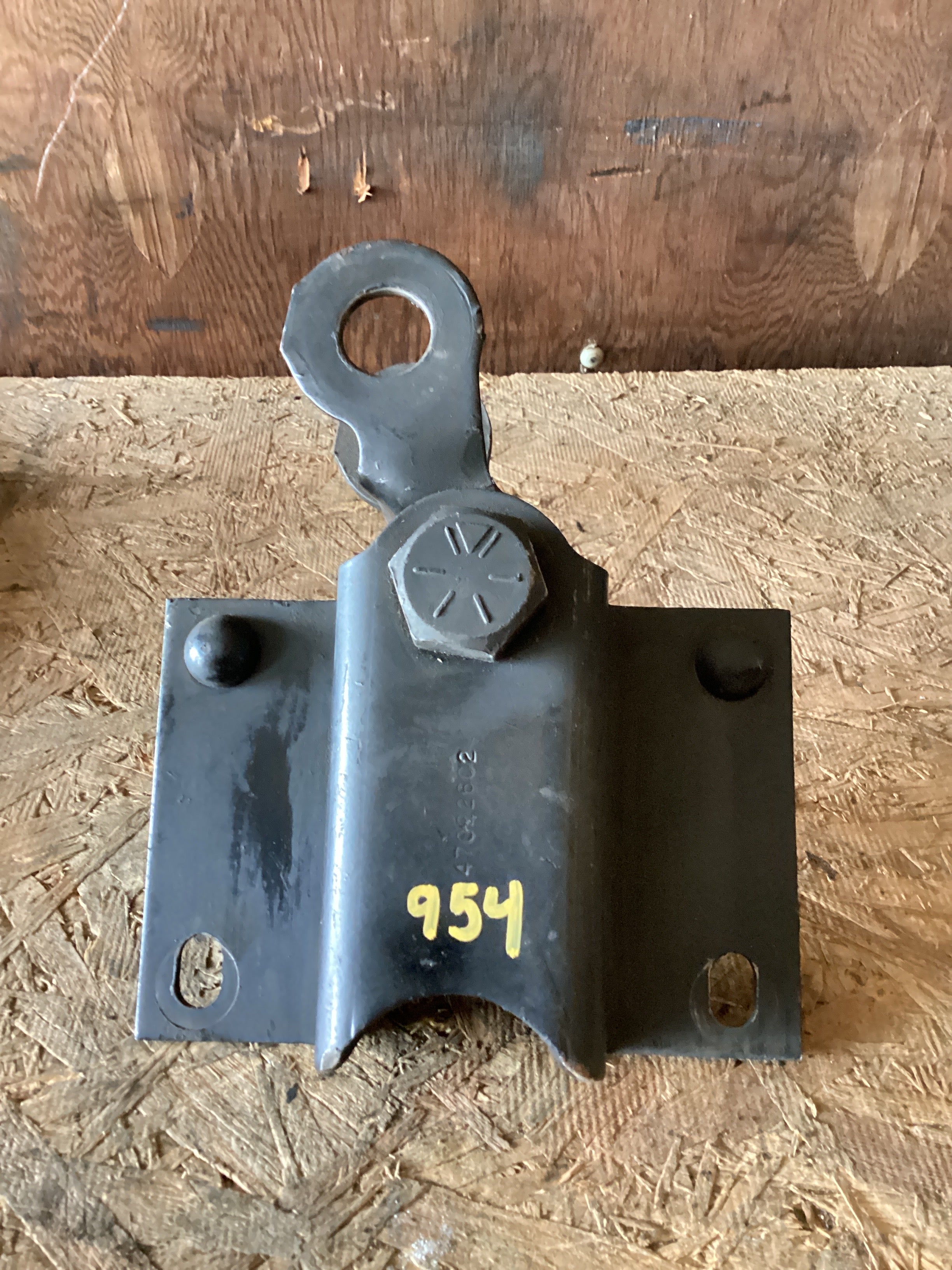 USED | FRONT REAR LEAF SPRING BRACKET INTERNATIONAL | SKU954