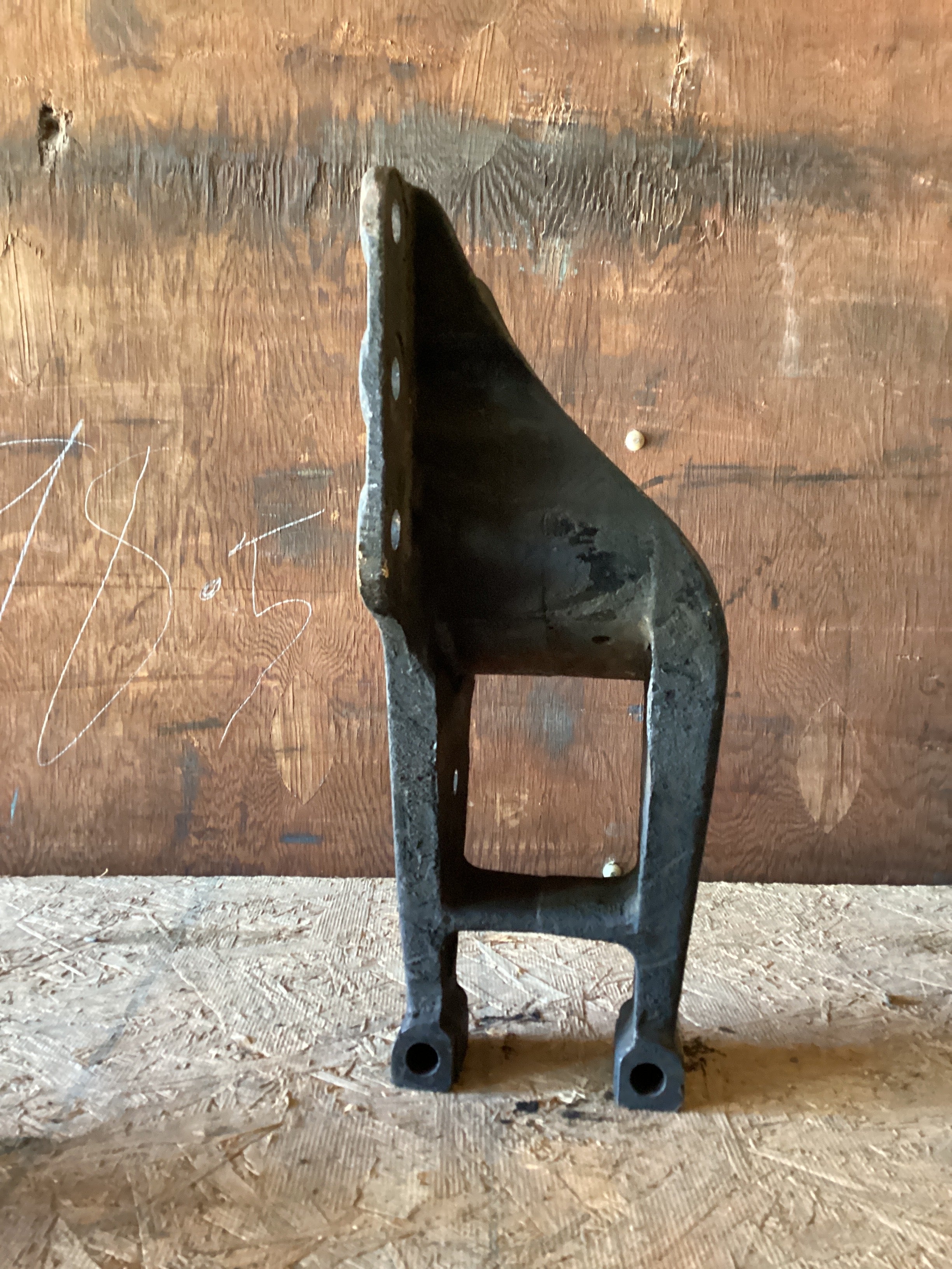 USED| REAR SUSPENSION SPRING BRACKET INTERNATIONAL | SKU891