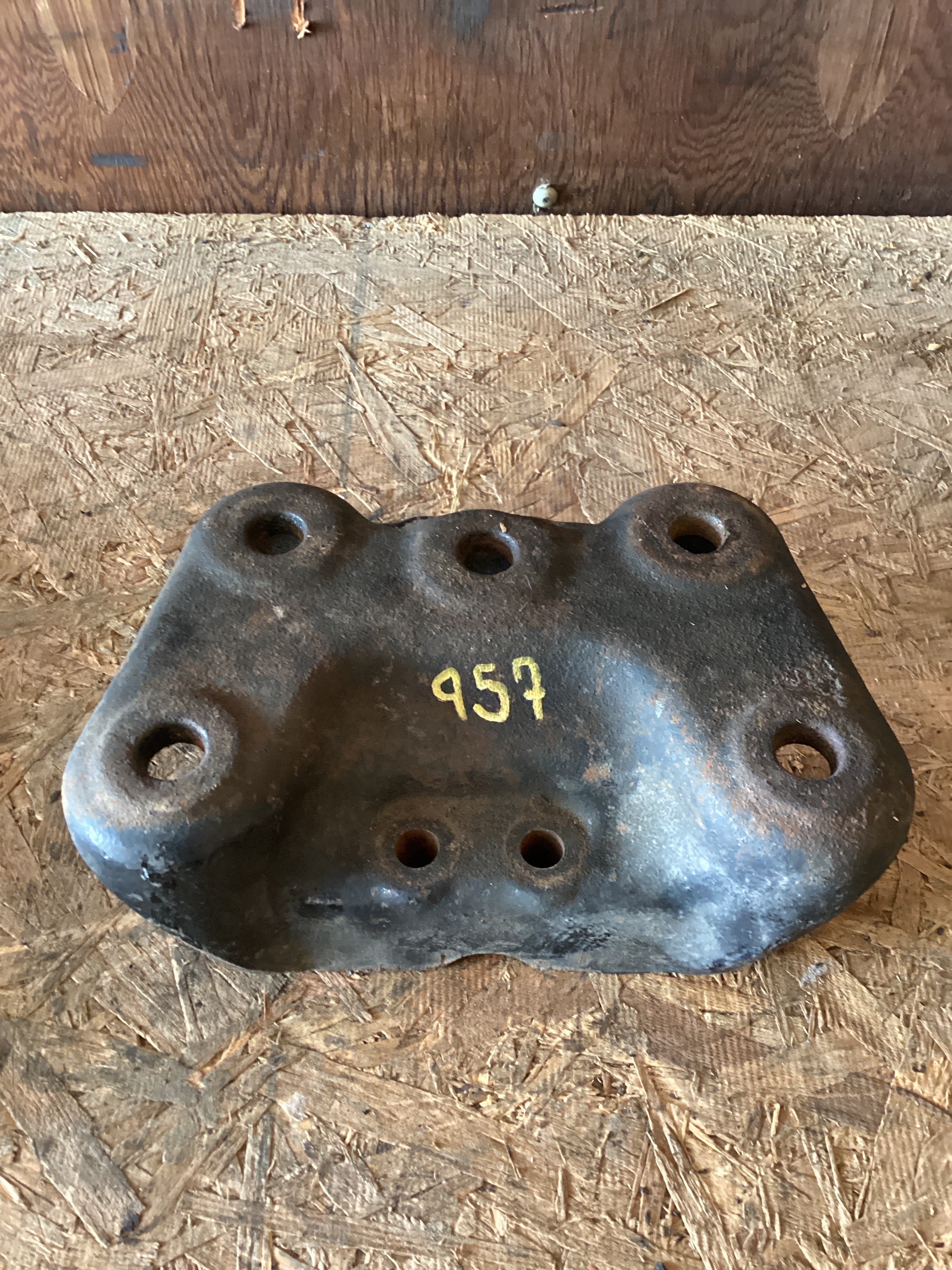 USED | FRINT SPRING HANGER BRACKET FREIGHTLINER | SKU957