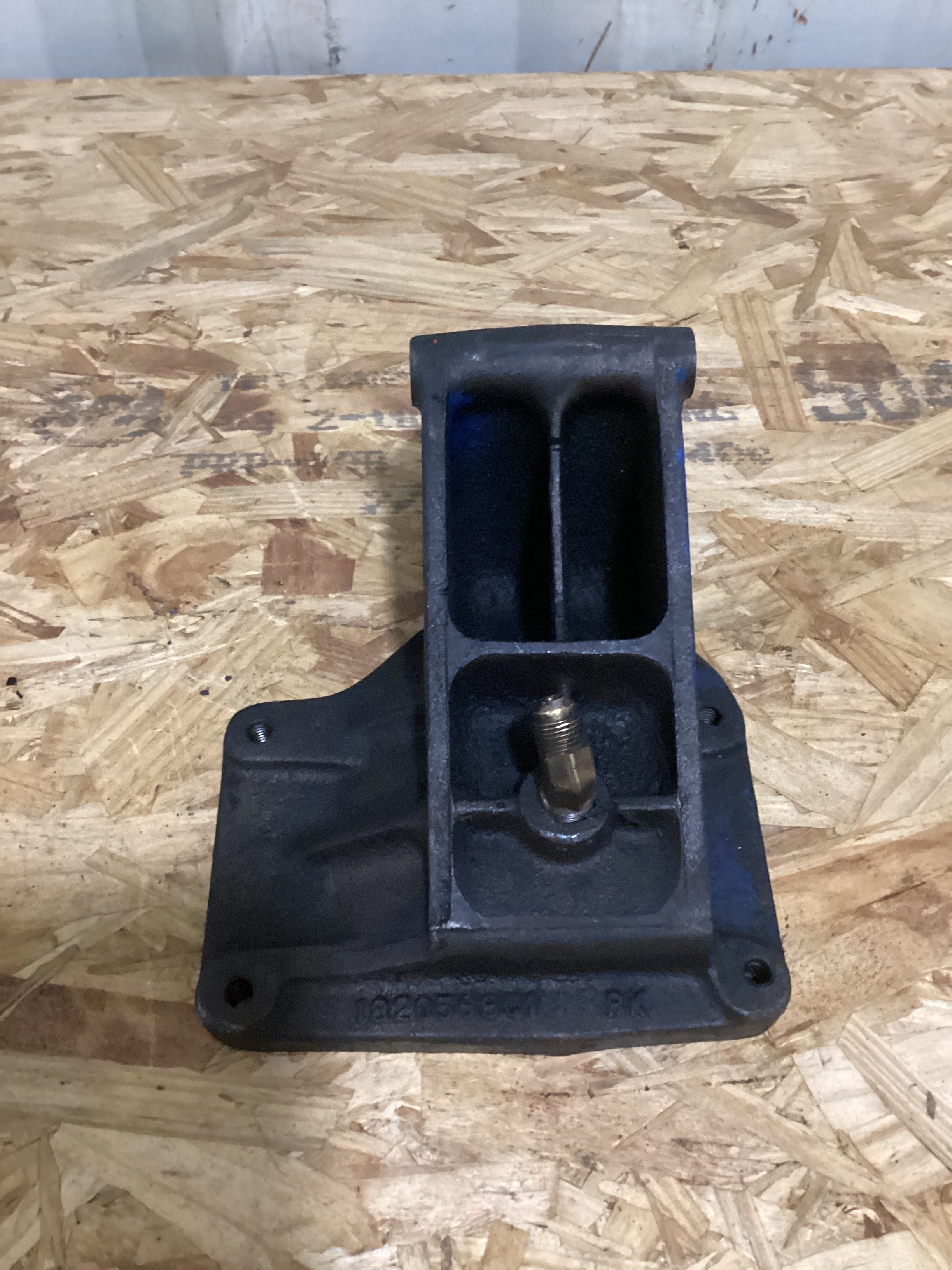 USED | AIR COMPRESSOR BRACKET INTERNATIONAL NAVISTAR | SKU696