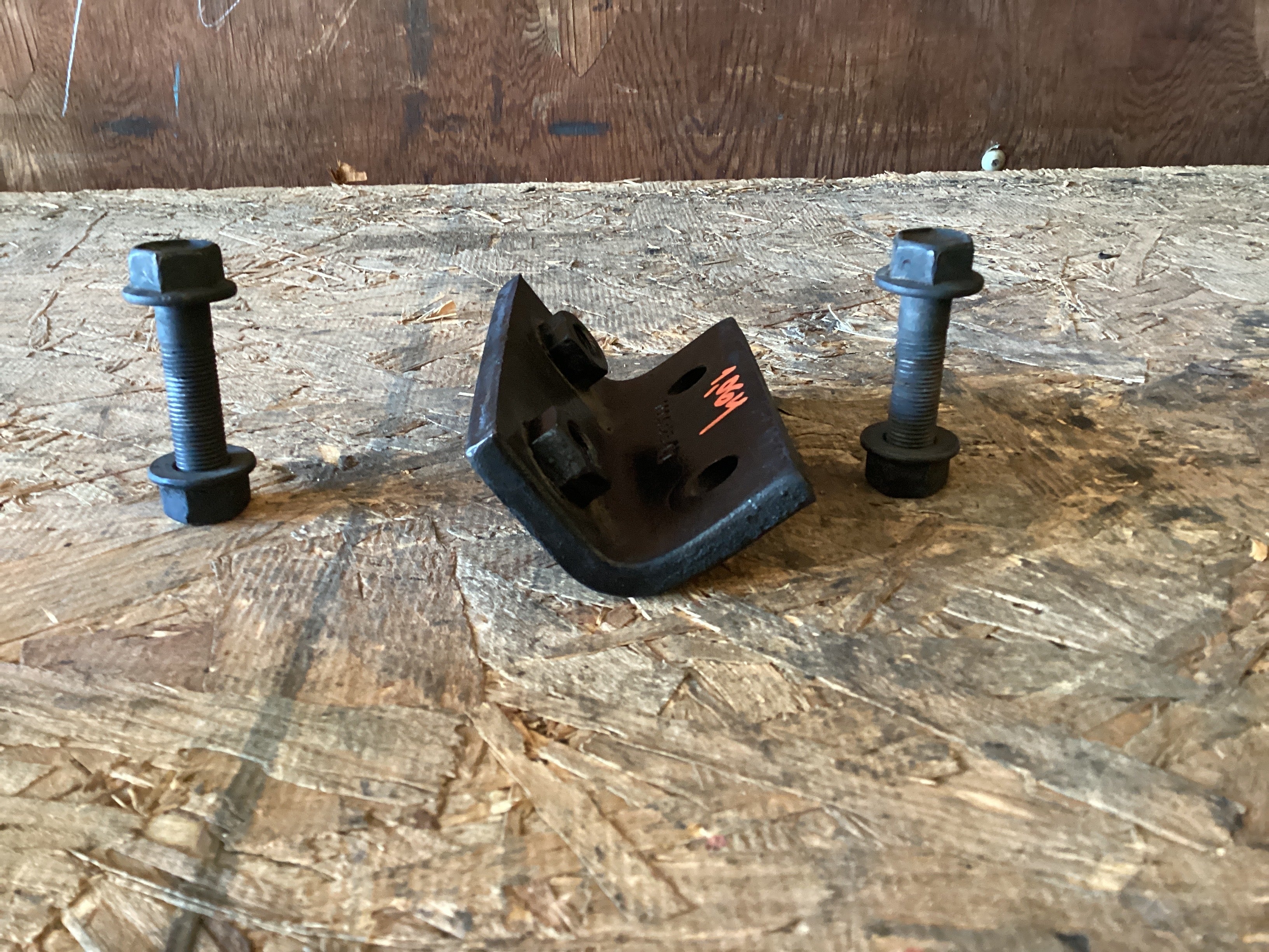 USED | FRONT BUMPER LHS BRACKET WITH BOLTS INTERNATIONAL | SKU1,064