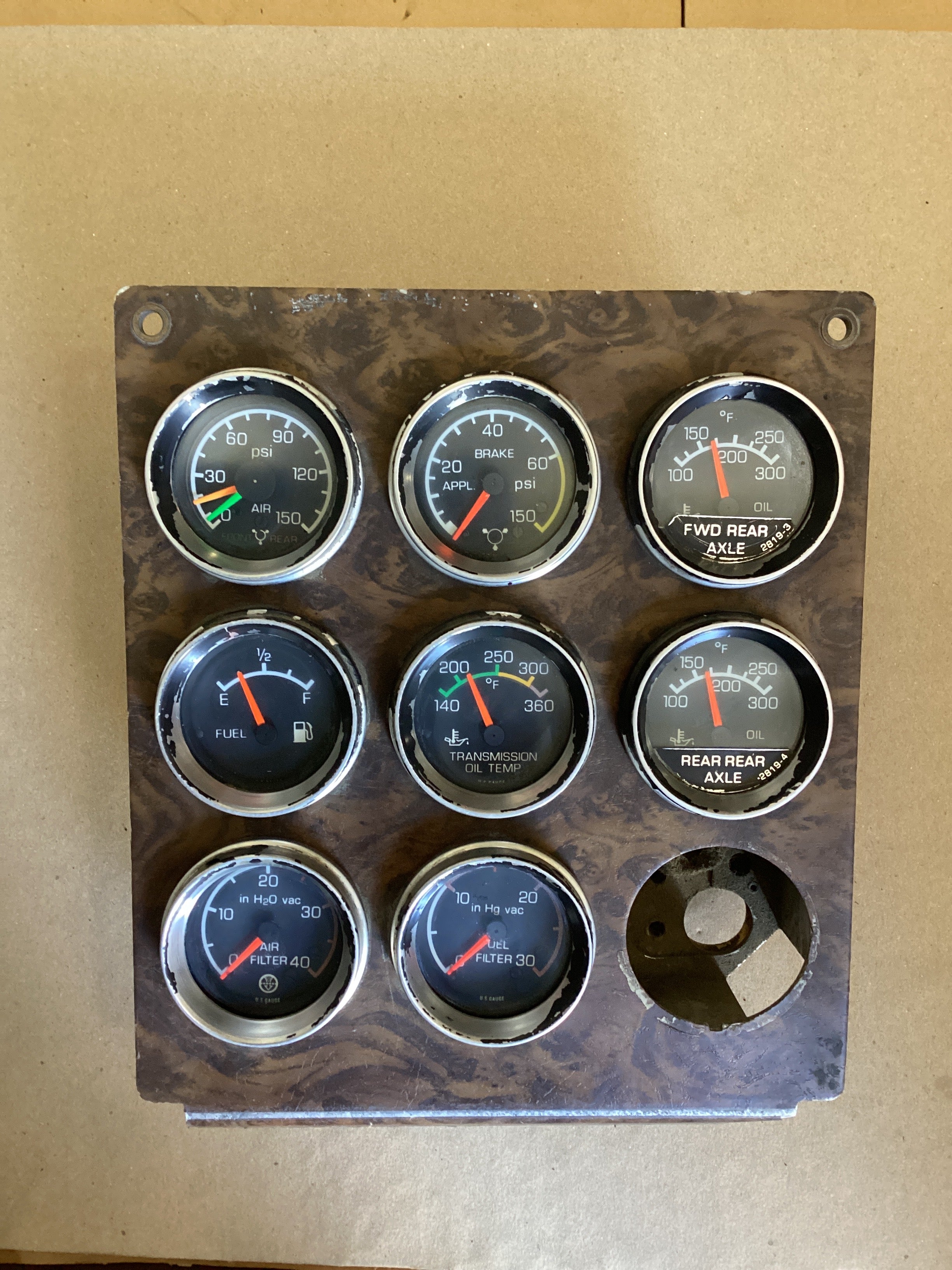 USED | DASHBOARD PANEL AIR PRESSURE FRONT REAR PSI / AIR PRESSURE APPL BRAKE PSI / OIL TEMPERATURE FWD REAR AXLE / FUEL LEVEL / TRANSMISSION OIL TEMPERATURE/ AIR FILTER IN H2O VAC AND FUEL FILTER IN HG VAC GAUGES ASSEMBLY KENWORTH | SKU1,589
