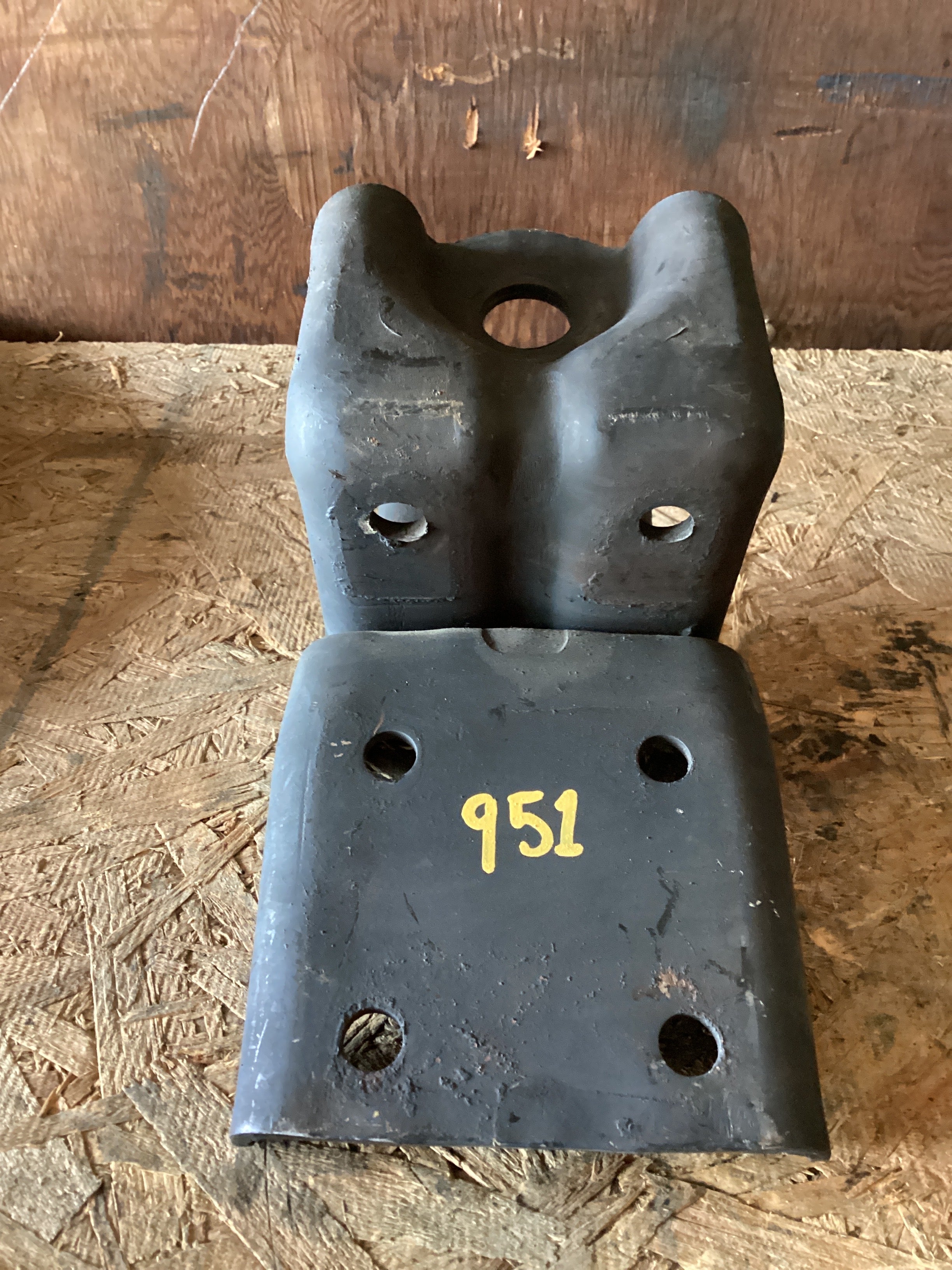 USED | FRONT LEAF SPRING HANGER INTERNATIONAL | SKU951