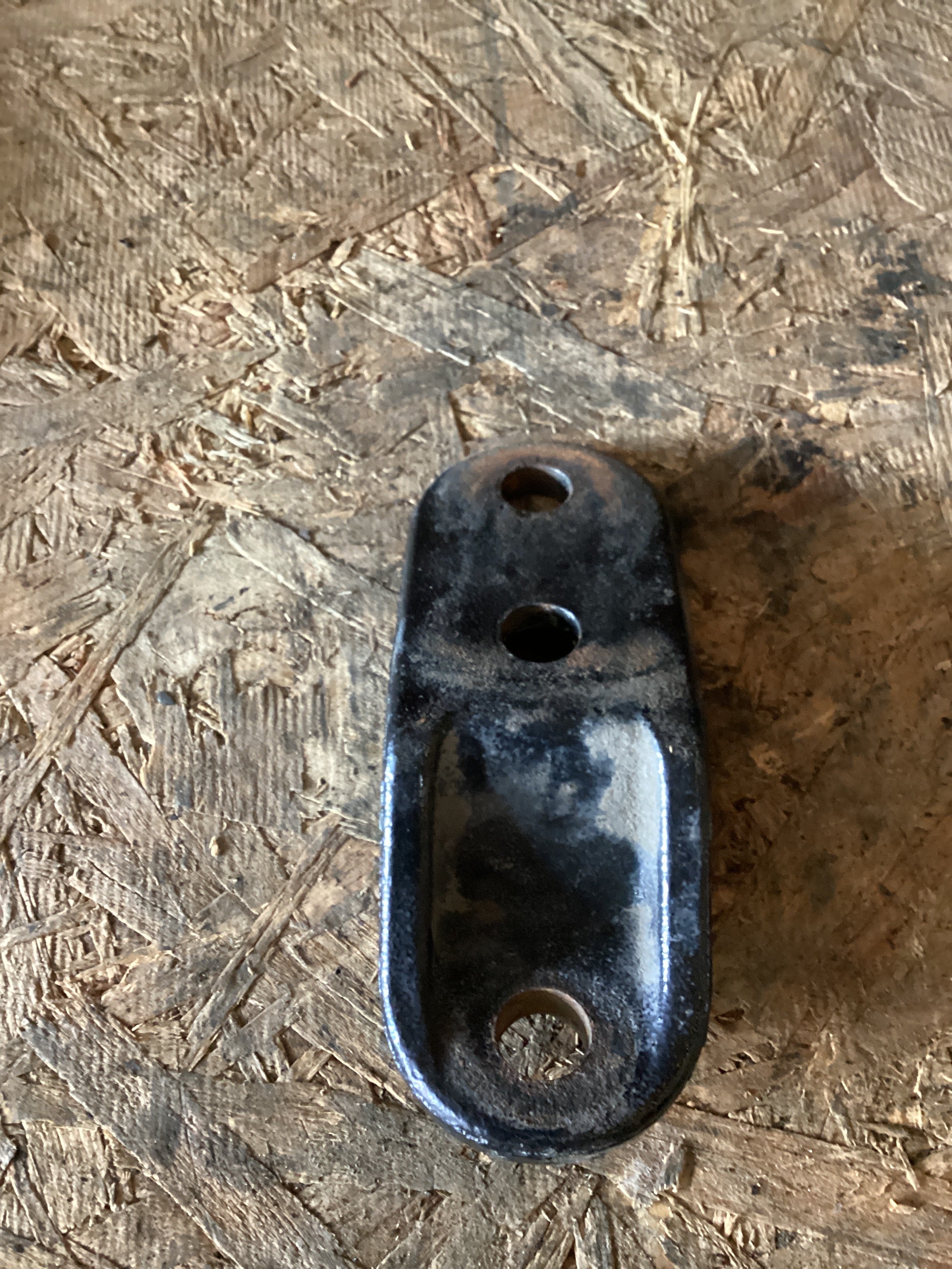 USED | SHOCK MOUNT UPPER BRACKET CASCADIA | SKU959