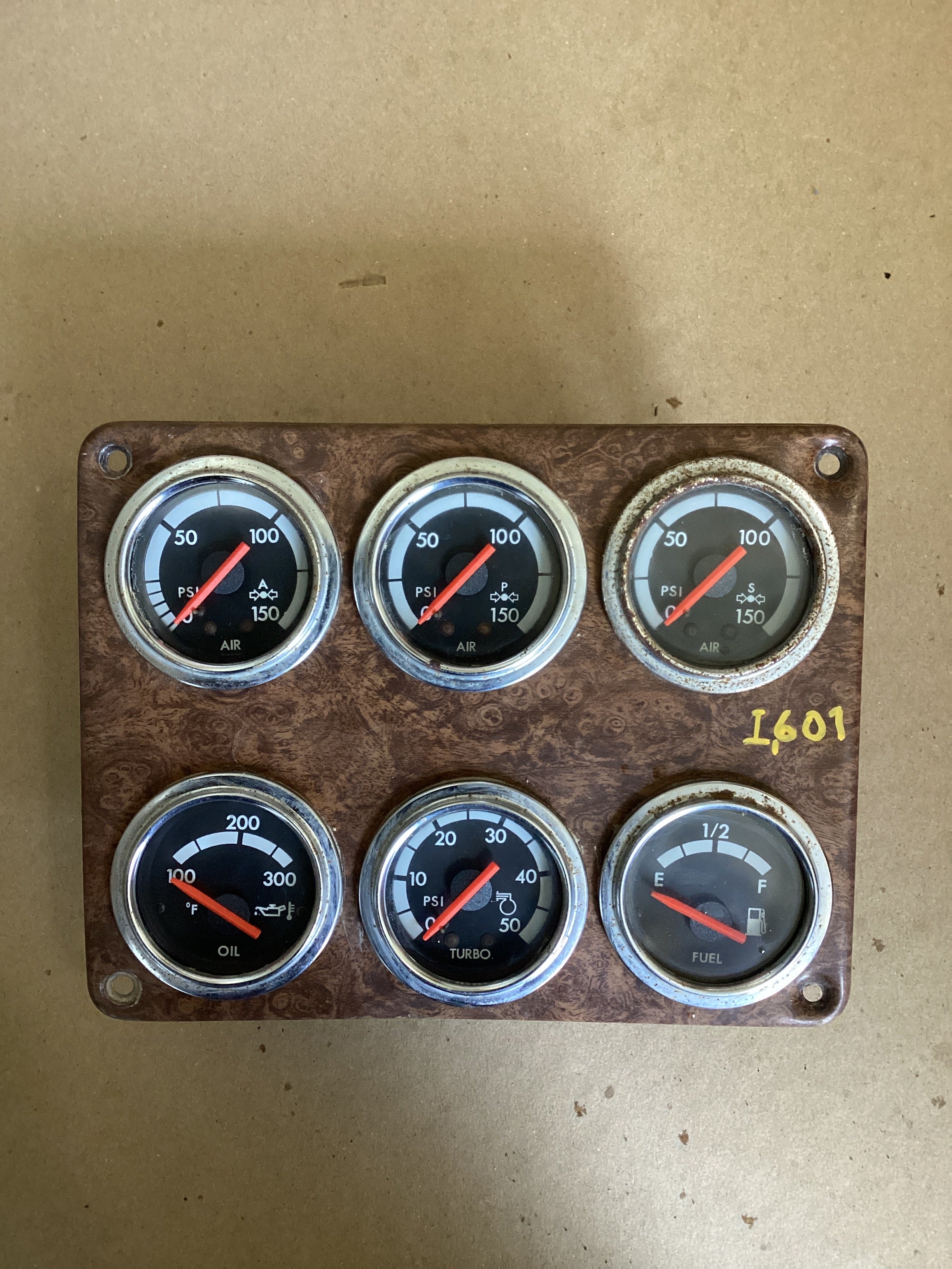 USED | DASHBOARD PANEL AIR PRESSURE PSI A / AIR PRESSURE PRIMARY PSI / AIR PRESSURE SECONDARY PSI / OIL TEMPERATURE/ AIR PRESSURE TURBO PSI AND FUEL LEVEL GAUGE FREIGHTLINER | SKU1,601