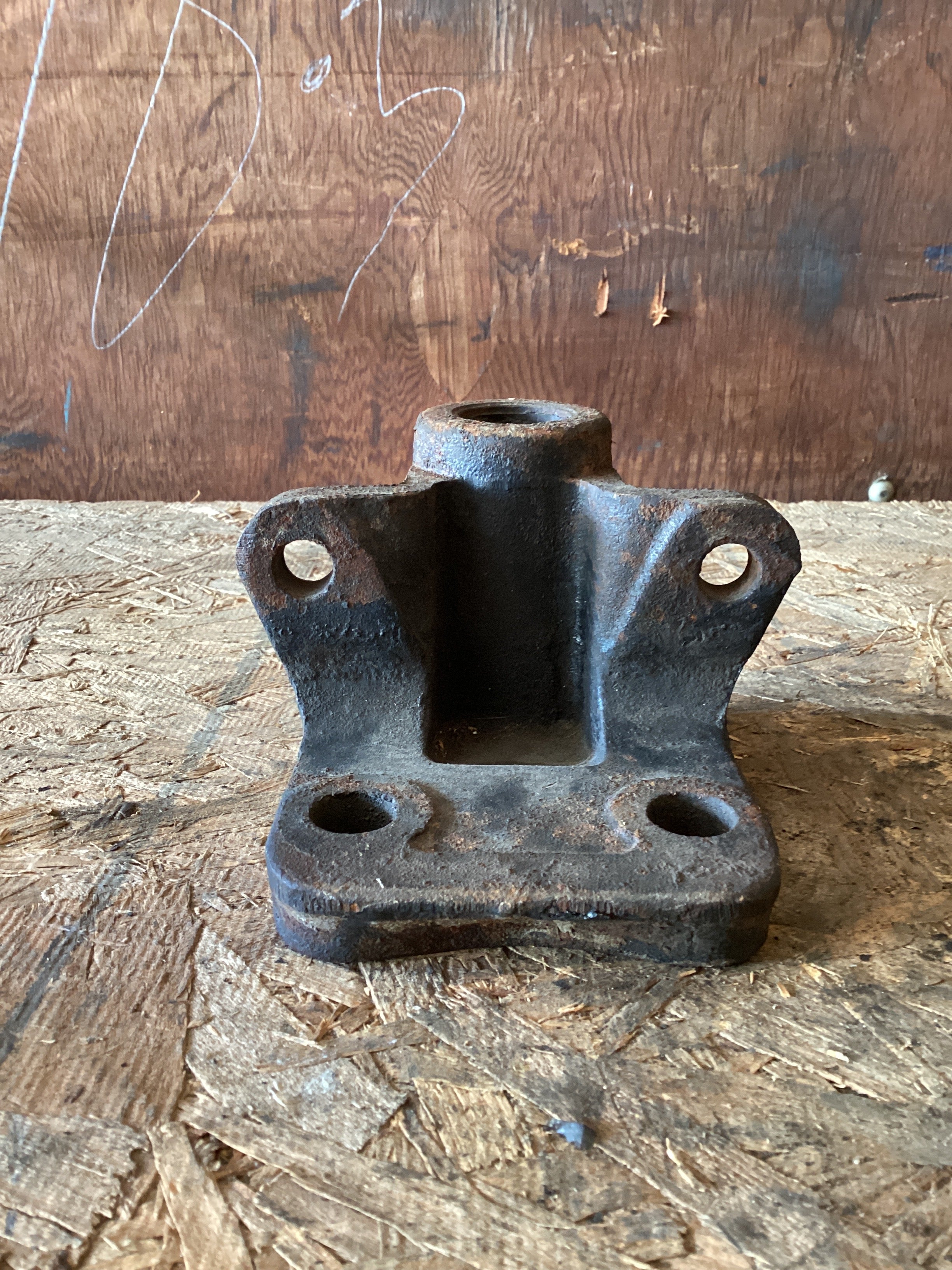 USED | REAR LEAF SPRING HANGER VOLVO | SKU967