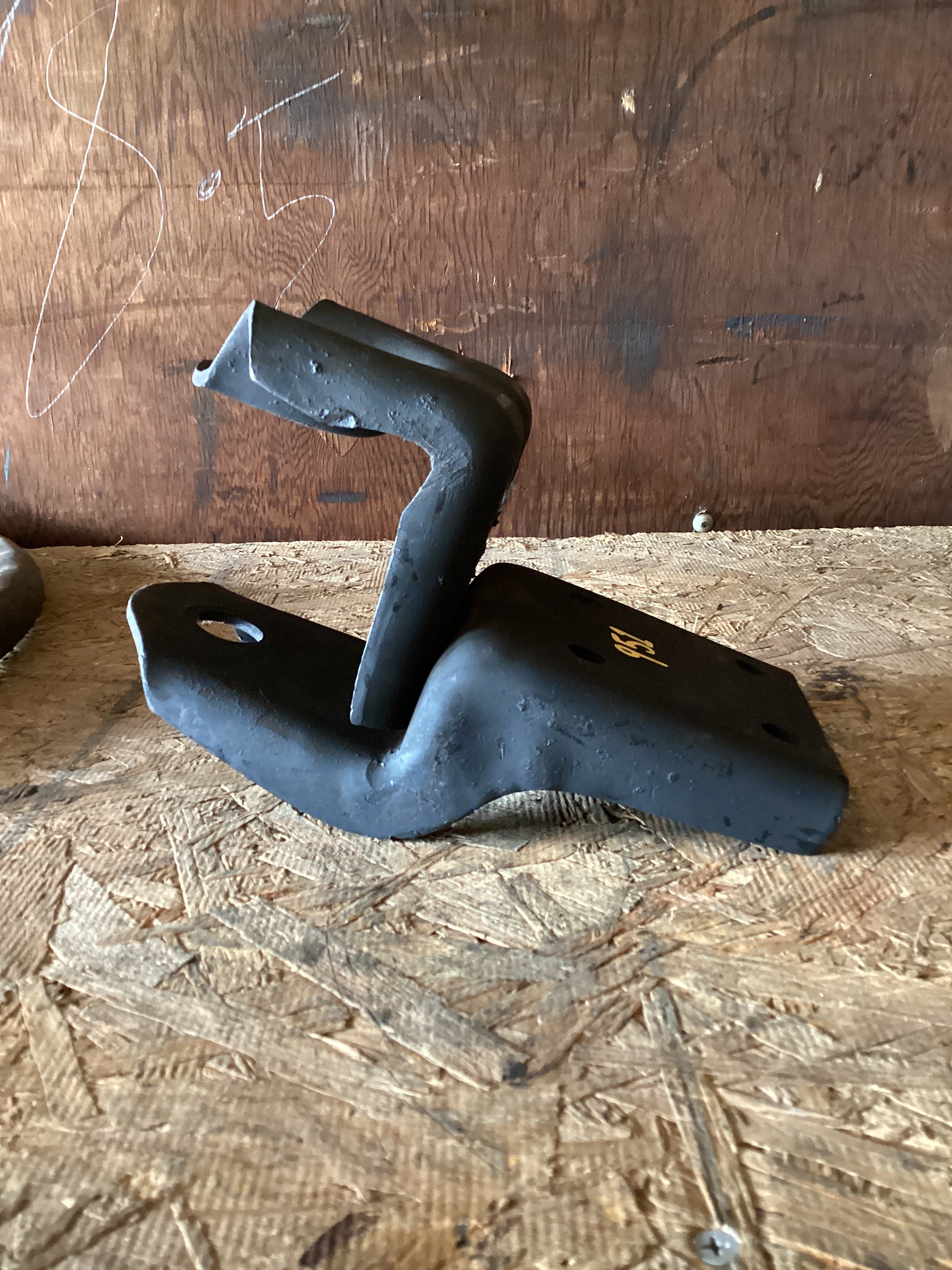 USED | FRONT LEAF SPRING HANGER INTERNATIONAL | SKU951