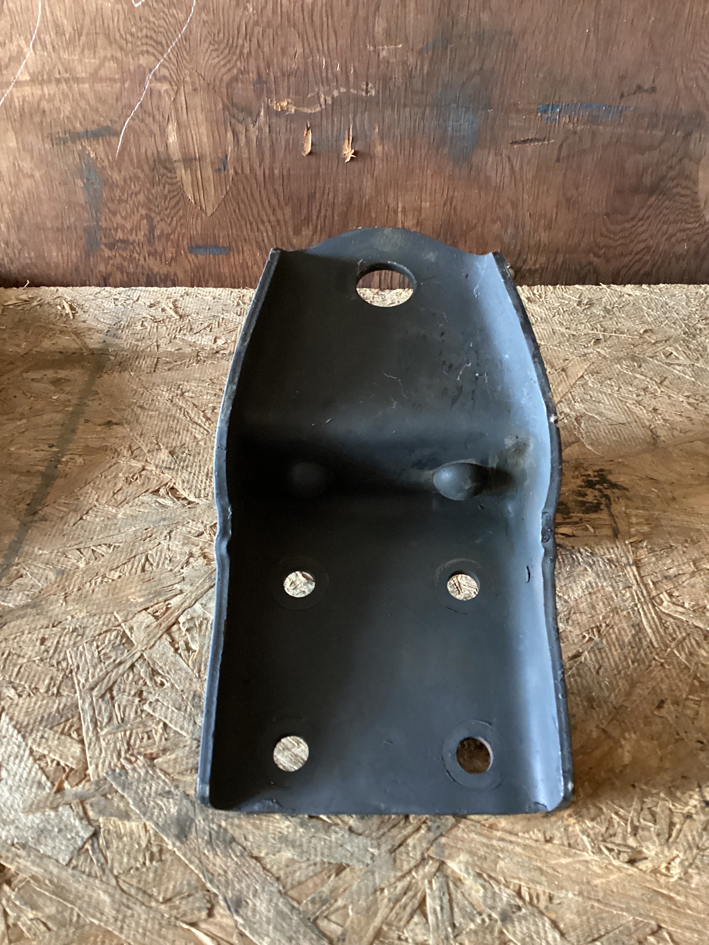 USED | FRONT LEAF SPRING HANGER INTERNATIONAL | SKU951