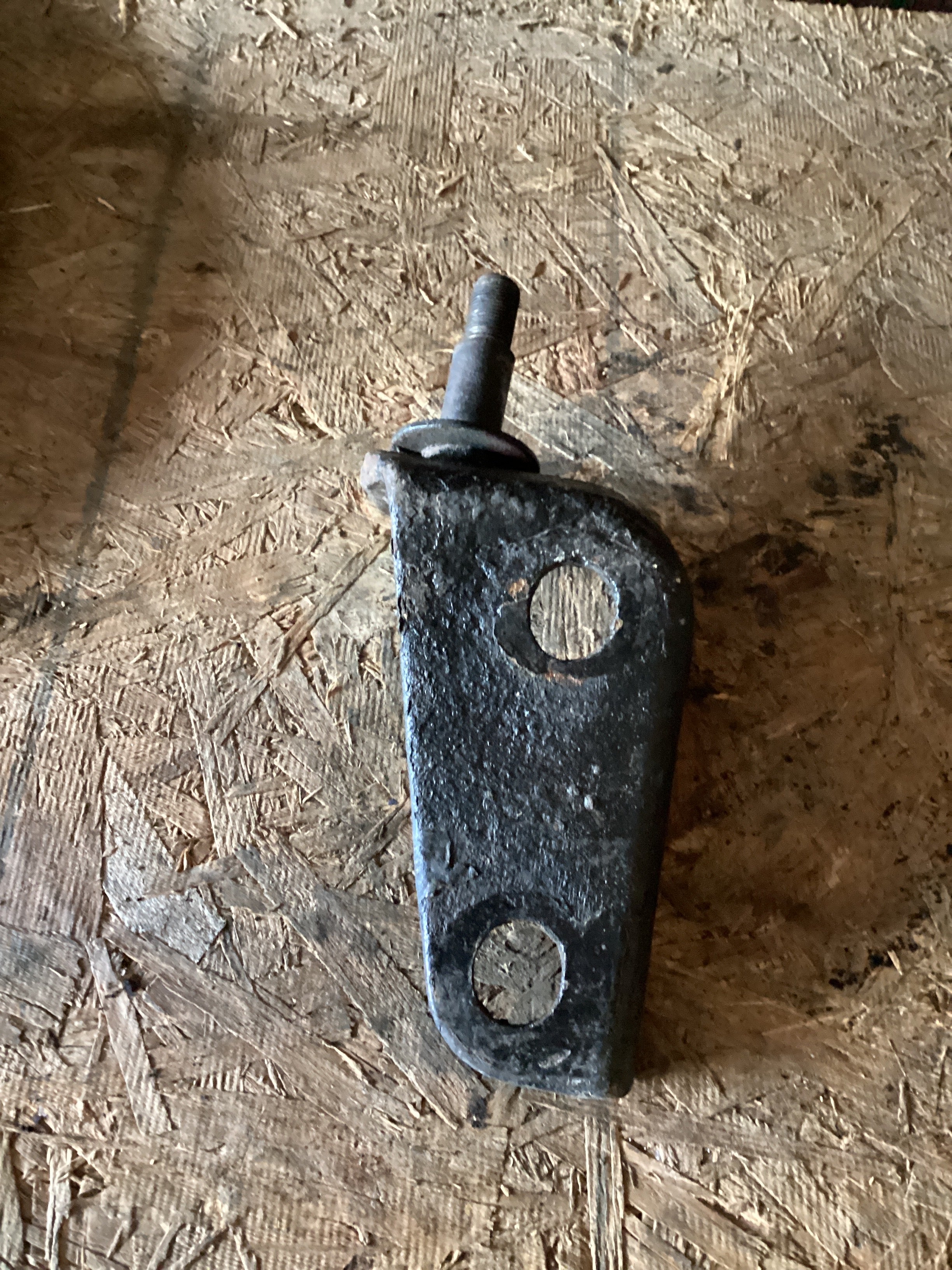 USED | FRONT LOWER SHOCK MOUNTING BRACKET RHS | SKU943