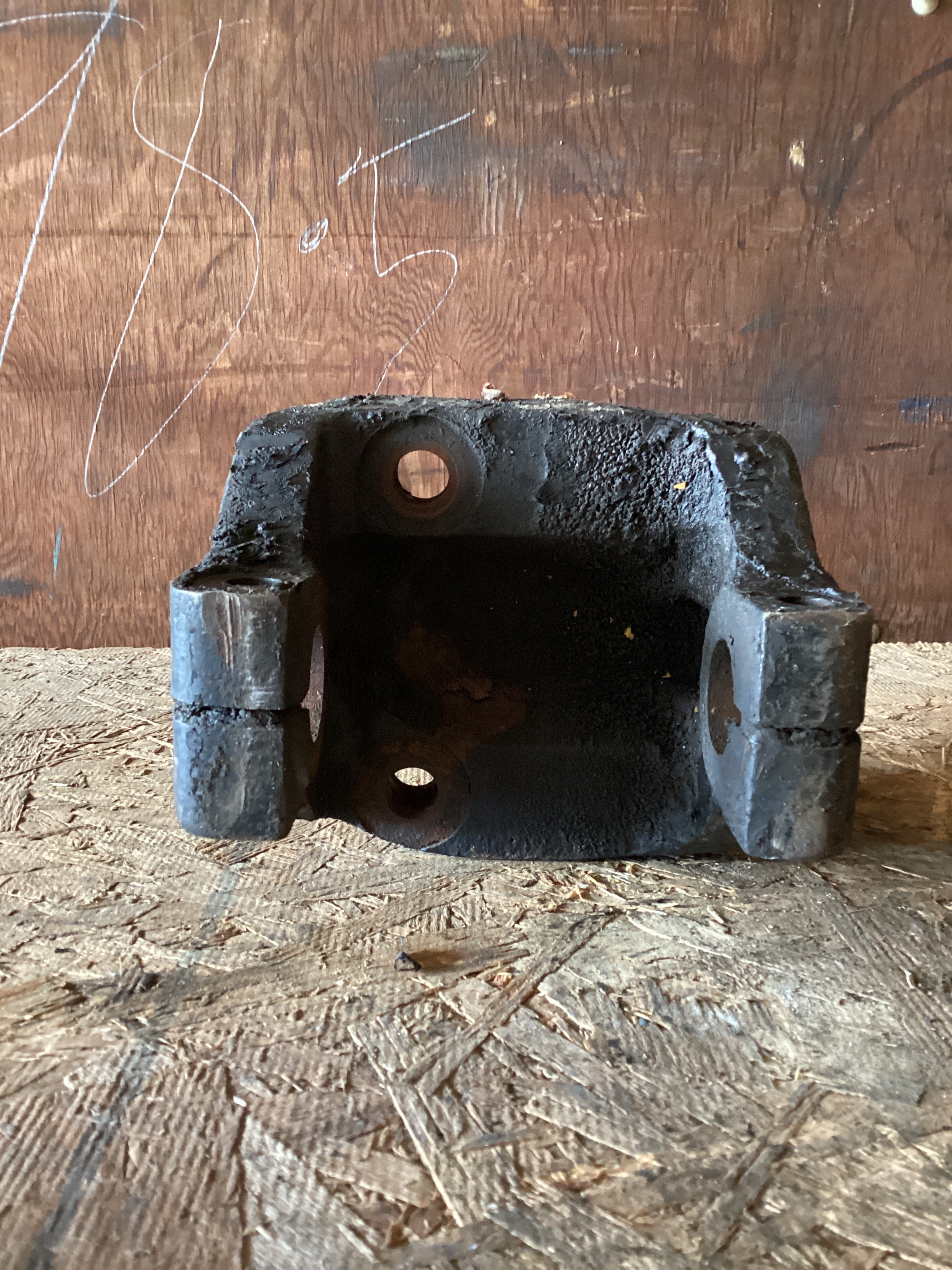 USED | FRONT LEAF SPRING HANGER FREIGHTLINER | SKU966