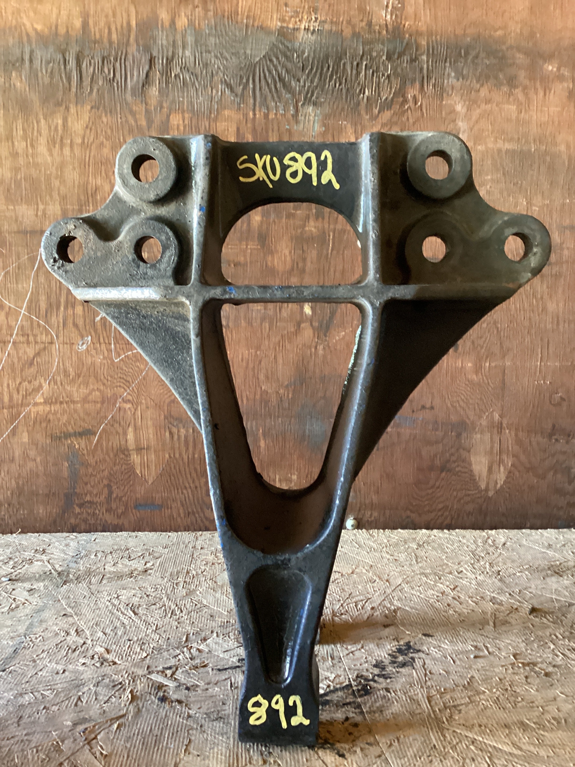 USED | REAR SUSPENSION SPRING HANGER LHS INTERNATIONAL | SKU892