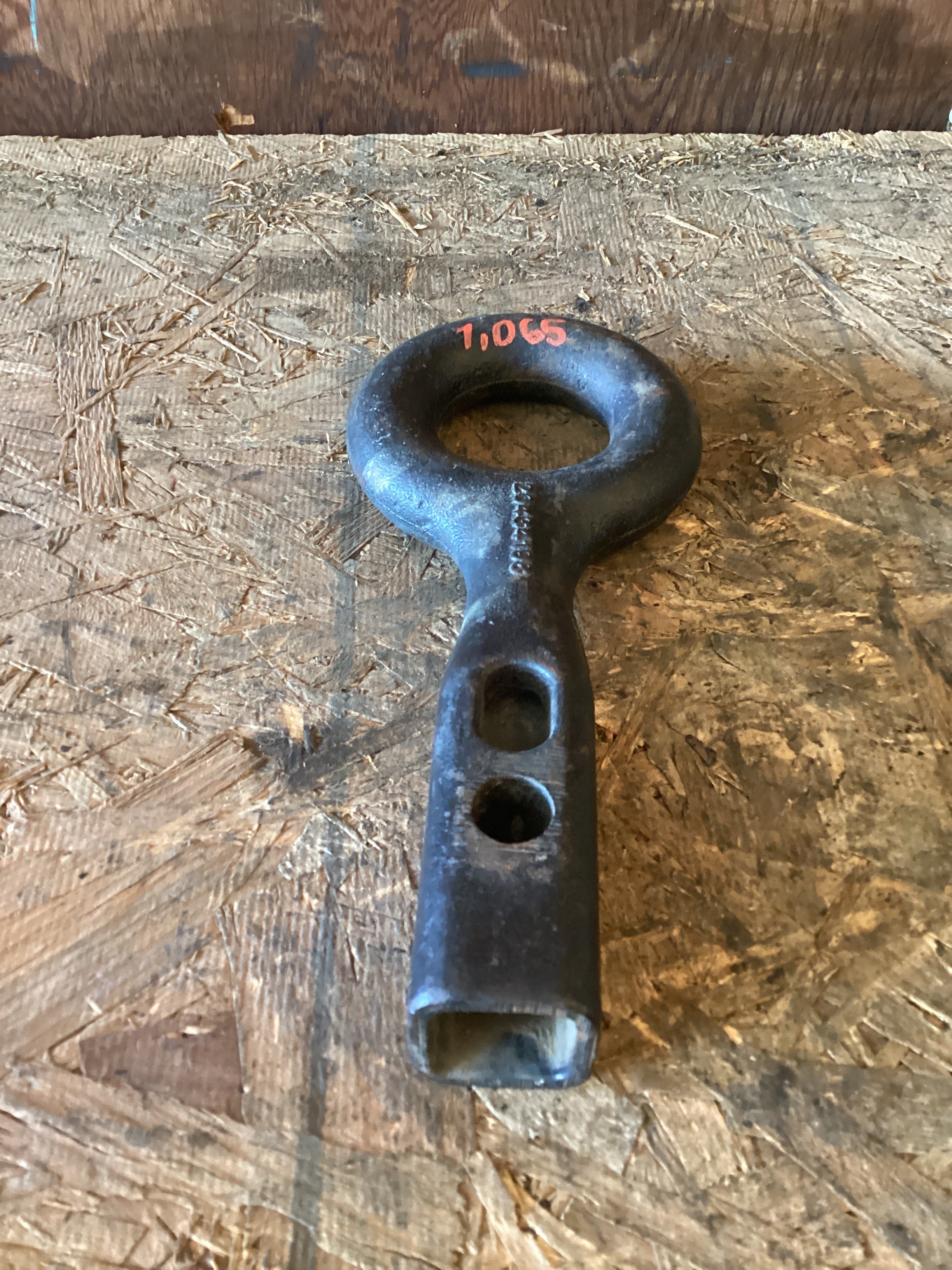 USED | FRONT TOWN EYE HOOK LOOP BRACKET VOLVO | SKU1,065