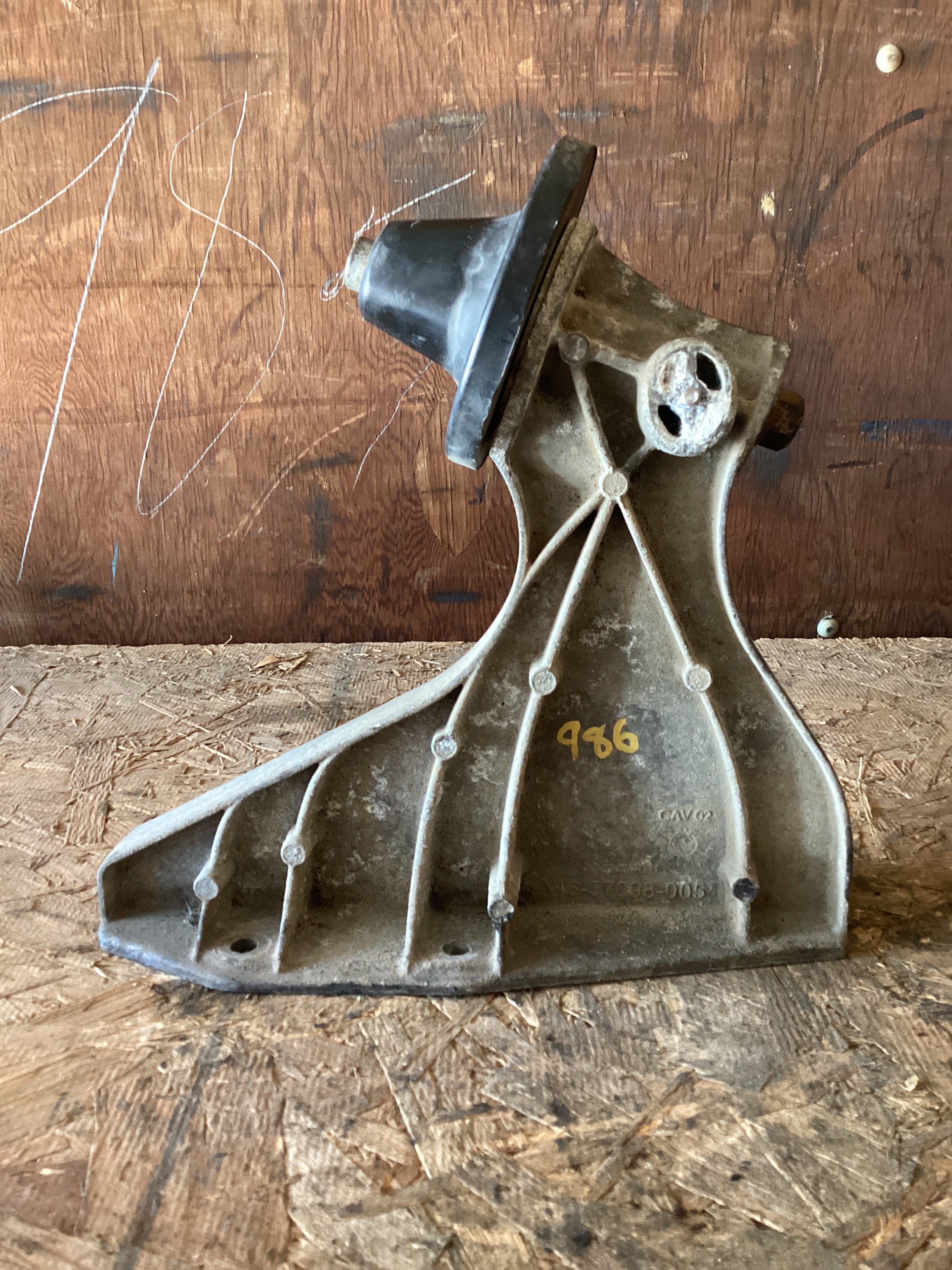 USED | HOOD MOUNT BRACKET RHS CASCADIA | SKU986