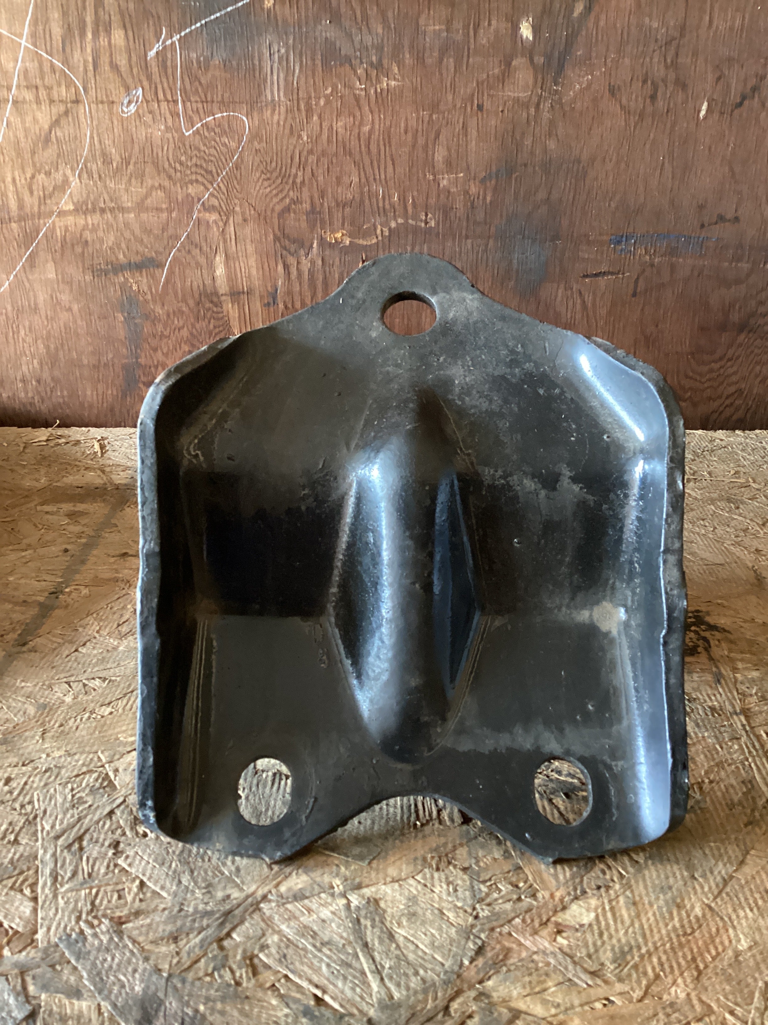 USED | FRONT LEAF SPRING HANGER FREIGHTLINER | SKU950