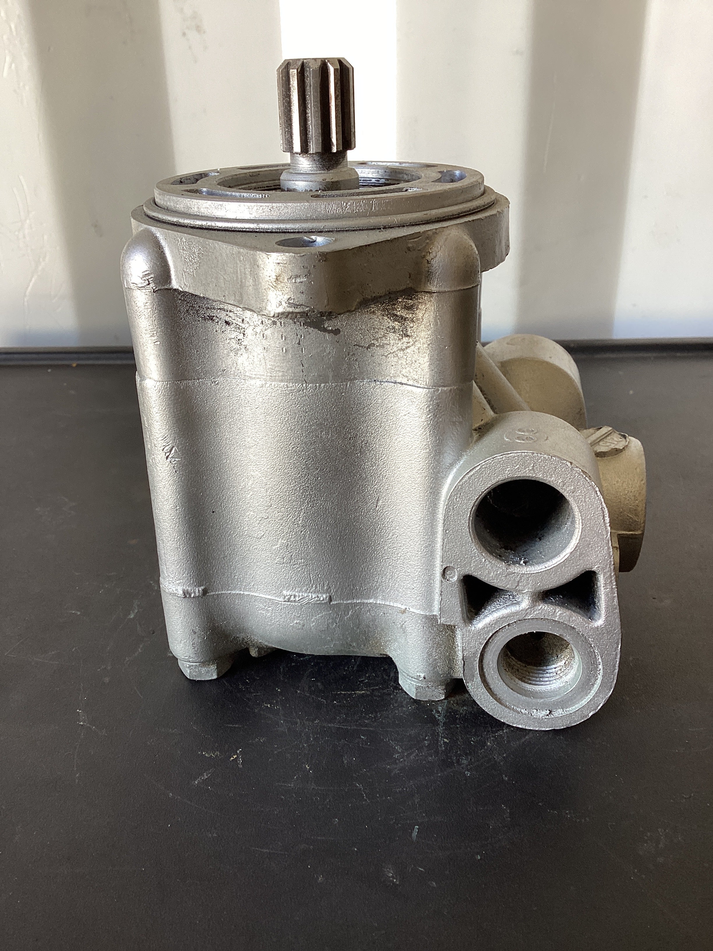 USED | POWER STEERING PUMP RHS | SKU506