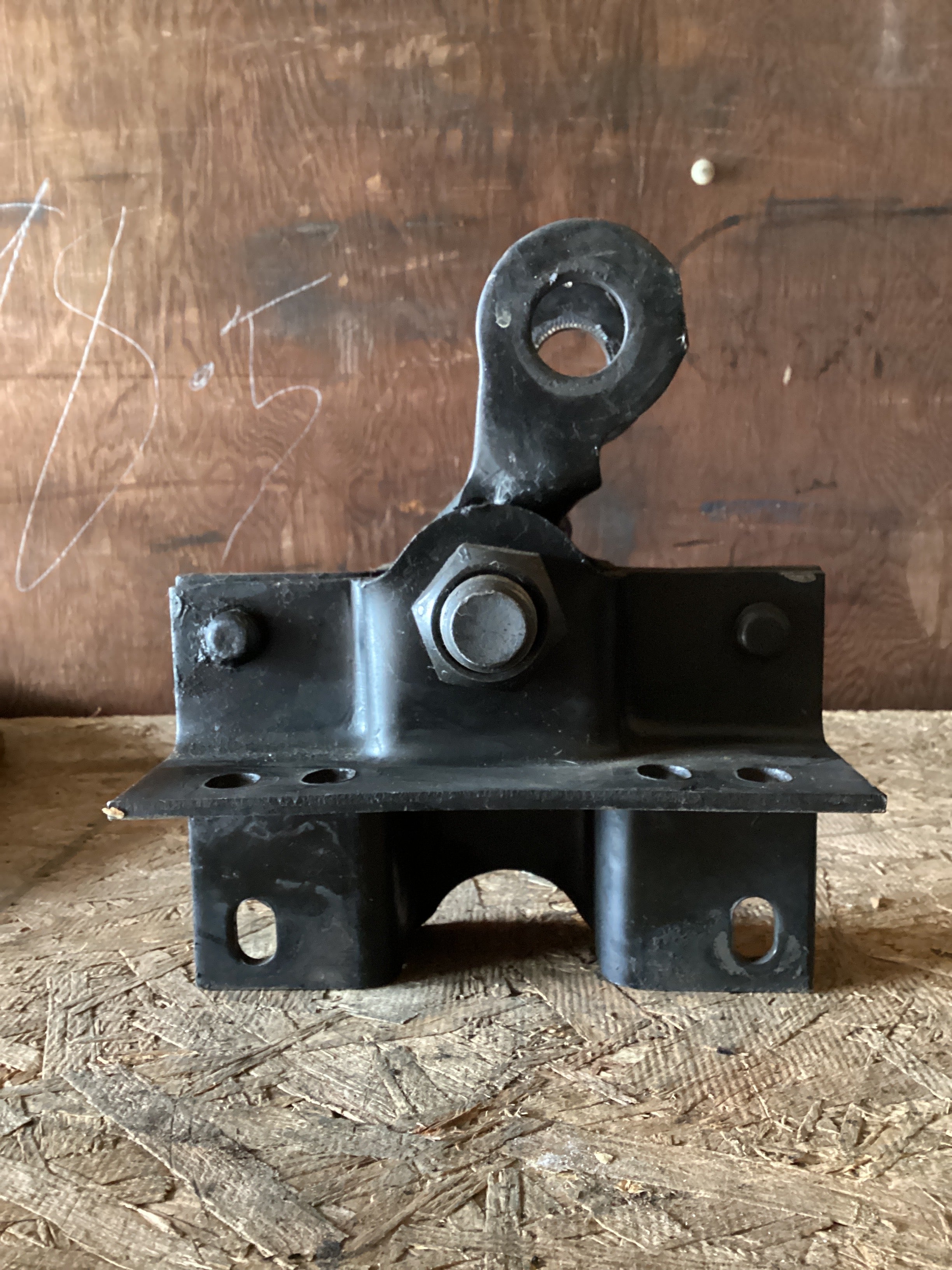 USED | FRONT REAR LEAF SPRING BRACKET INTERNATIONAL | SKU954