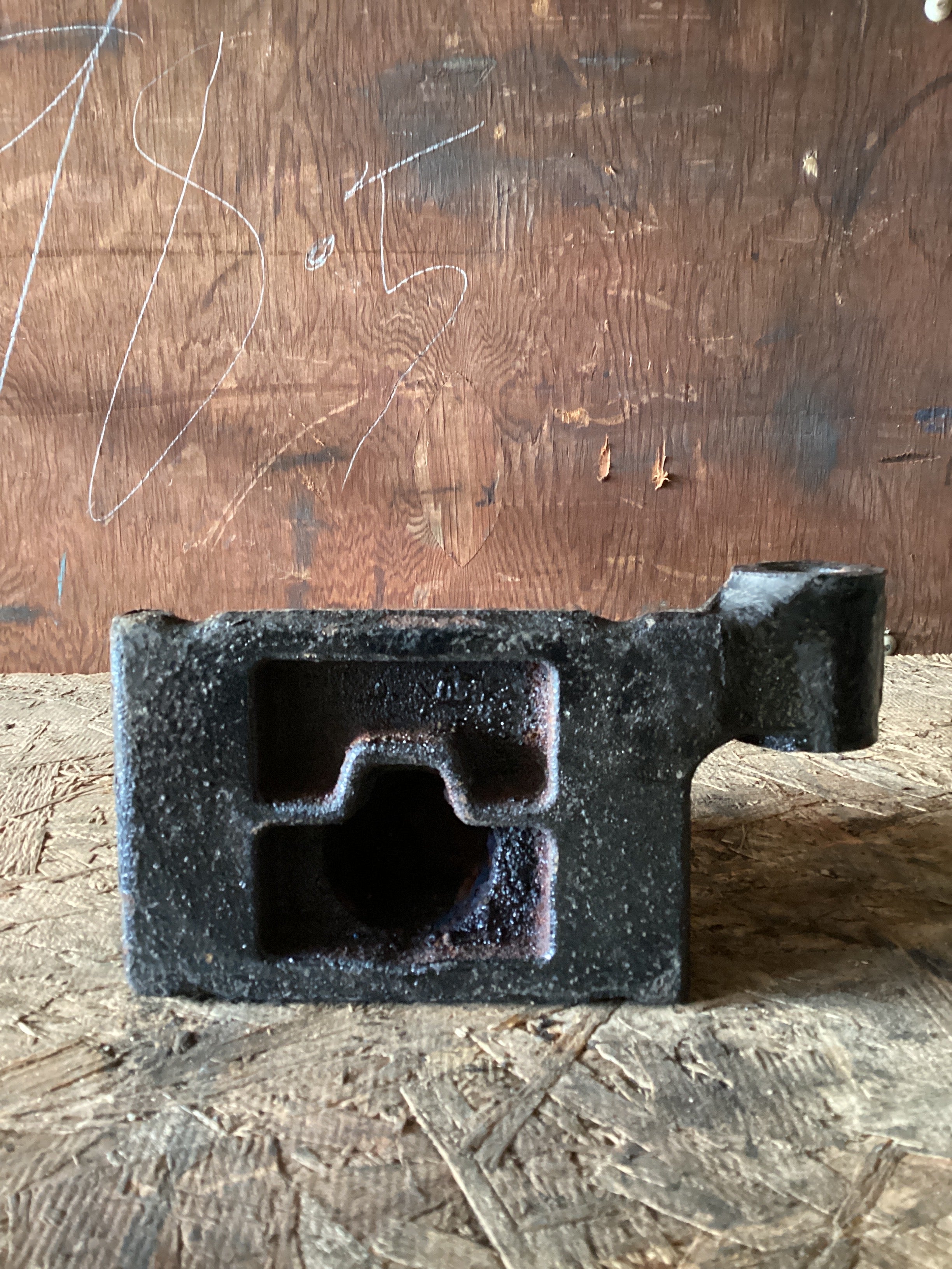 USED | FRONT SUSPENSION LEAF SPRING U BOLT PAD BRACKET LHS FREIGHTLINER | SKU1,015