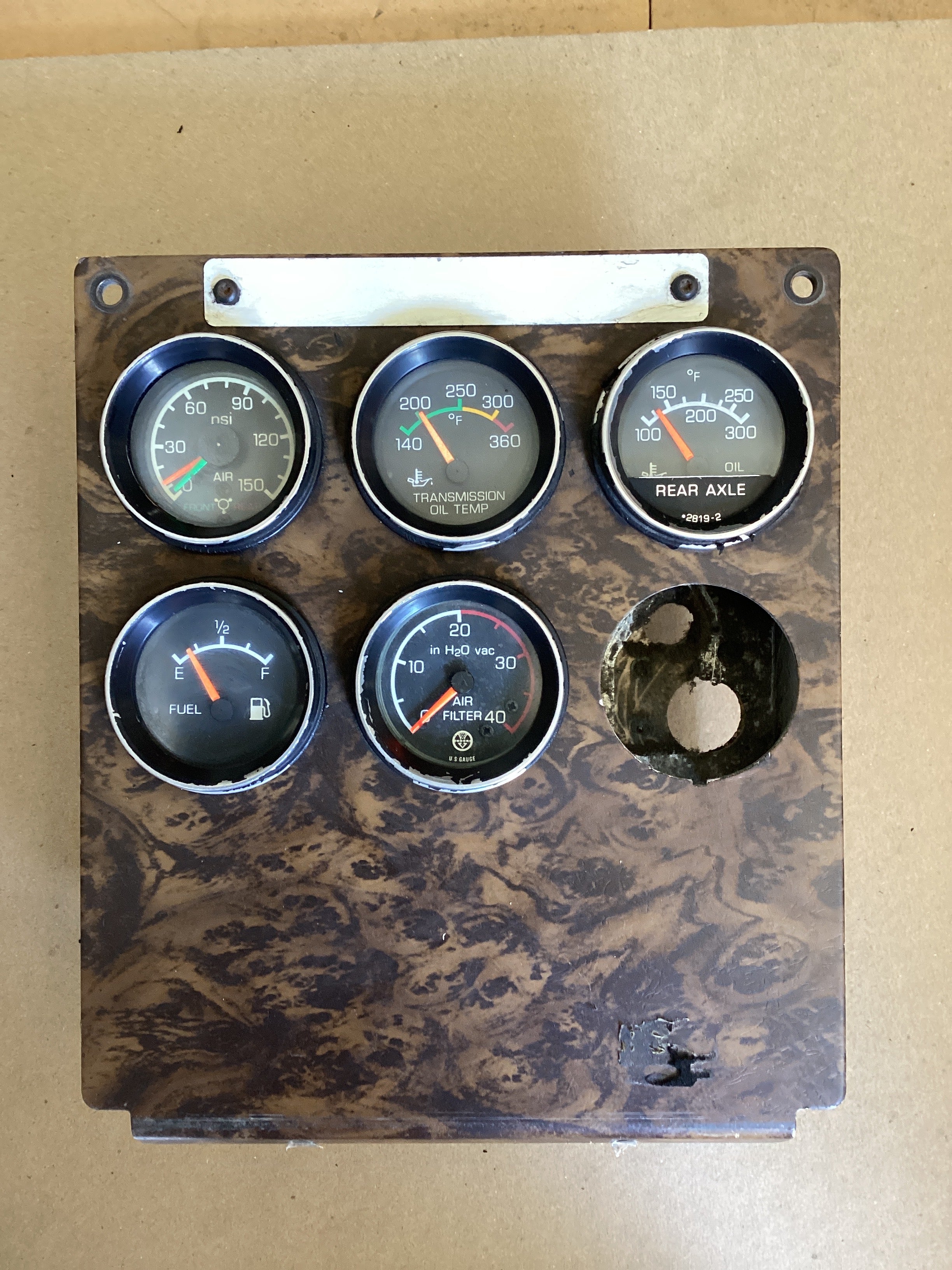 USED | DASHBOARD PANEL AIR PRESSURE PSI FRONT REAR / TRANSMISSION OIL TEMPERATURE/ OIL TEMPERATURE REAR AXLE / FUEL LEVEL GAUGE ASSEMBLY KENWORTH | SKU1,584