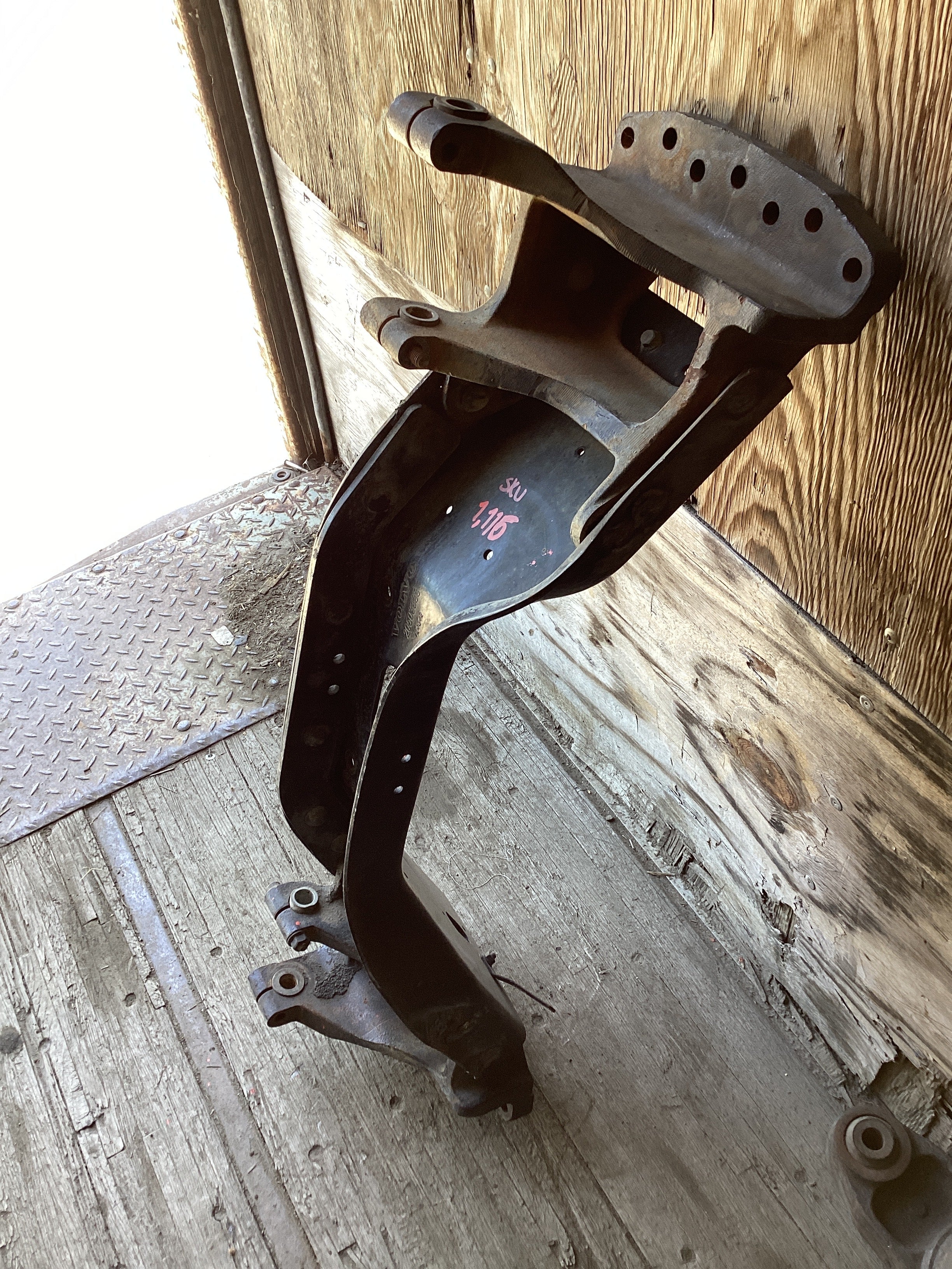 USED | FRAME CROSSMEMBER WITH SIDE BRACKETS ASSY VOLVO | SKU1,116