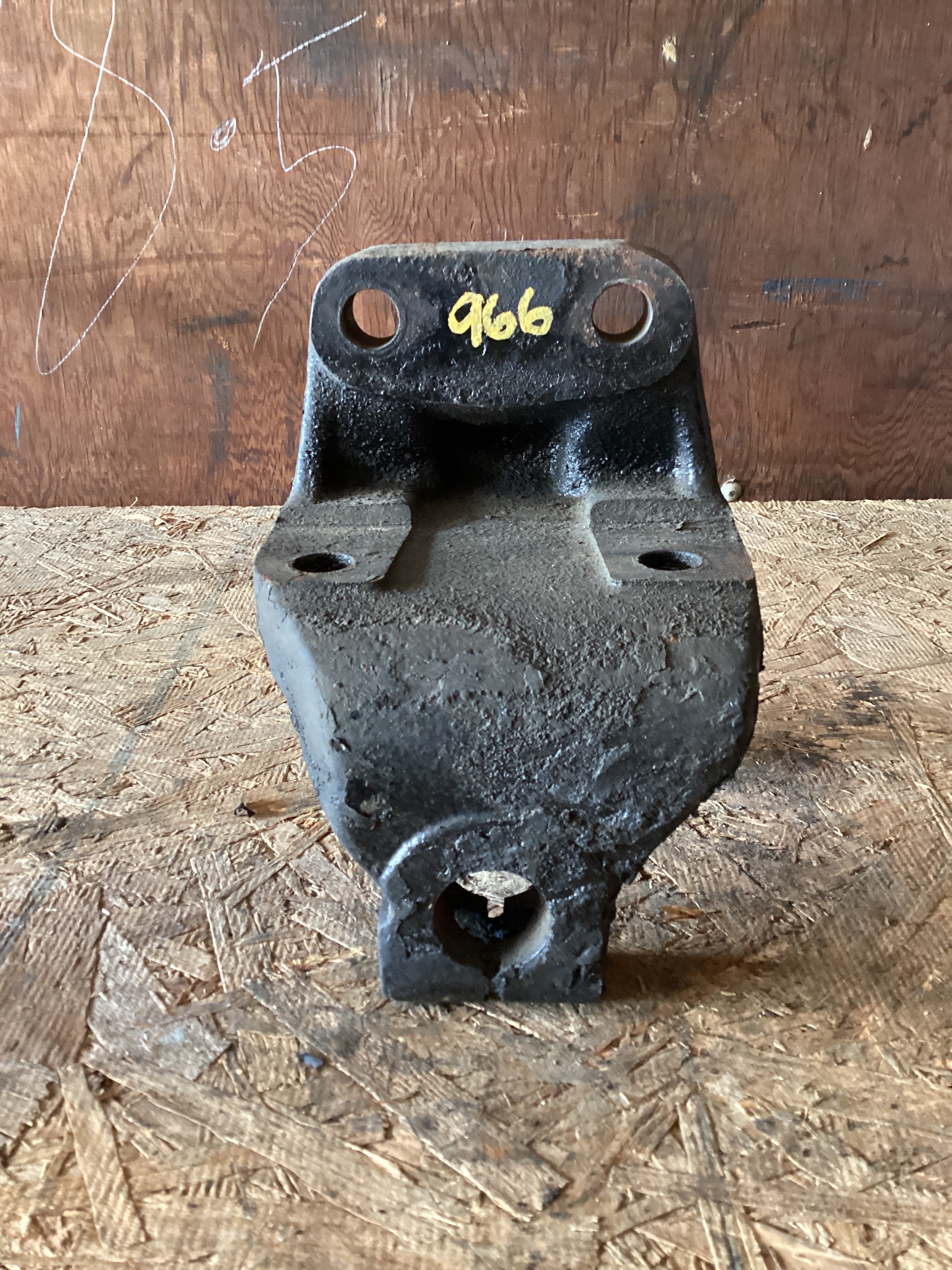 USED | FRONT LEAF SPRING HANGER FREIGHTLINER | SKU966
