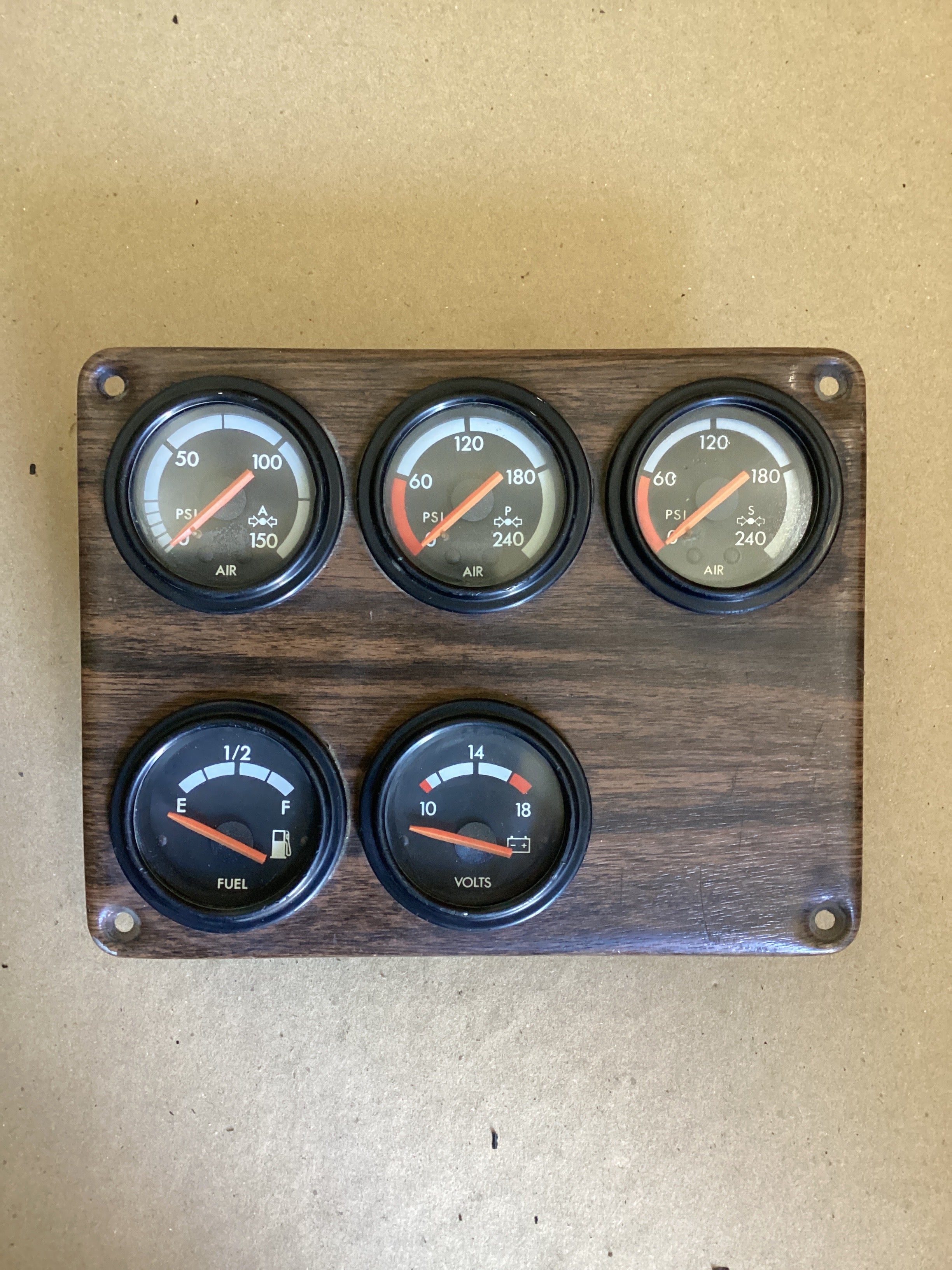 USED | DASHBOARD PANEL AIR PRESSURE PSI A / AIR PRESSURE PSI PRIMARY/ AIR PRESSURE PSI SECONDARY / FUEL LEVEL AND VOLTS VOLTMETER GAUGE ASSEMBLY FREIGHTLINER | SKU1,588