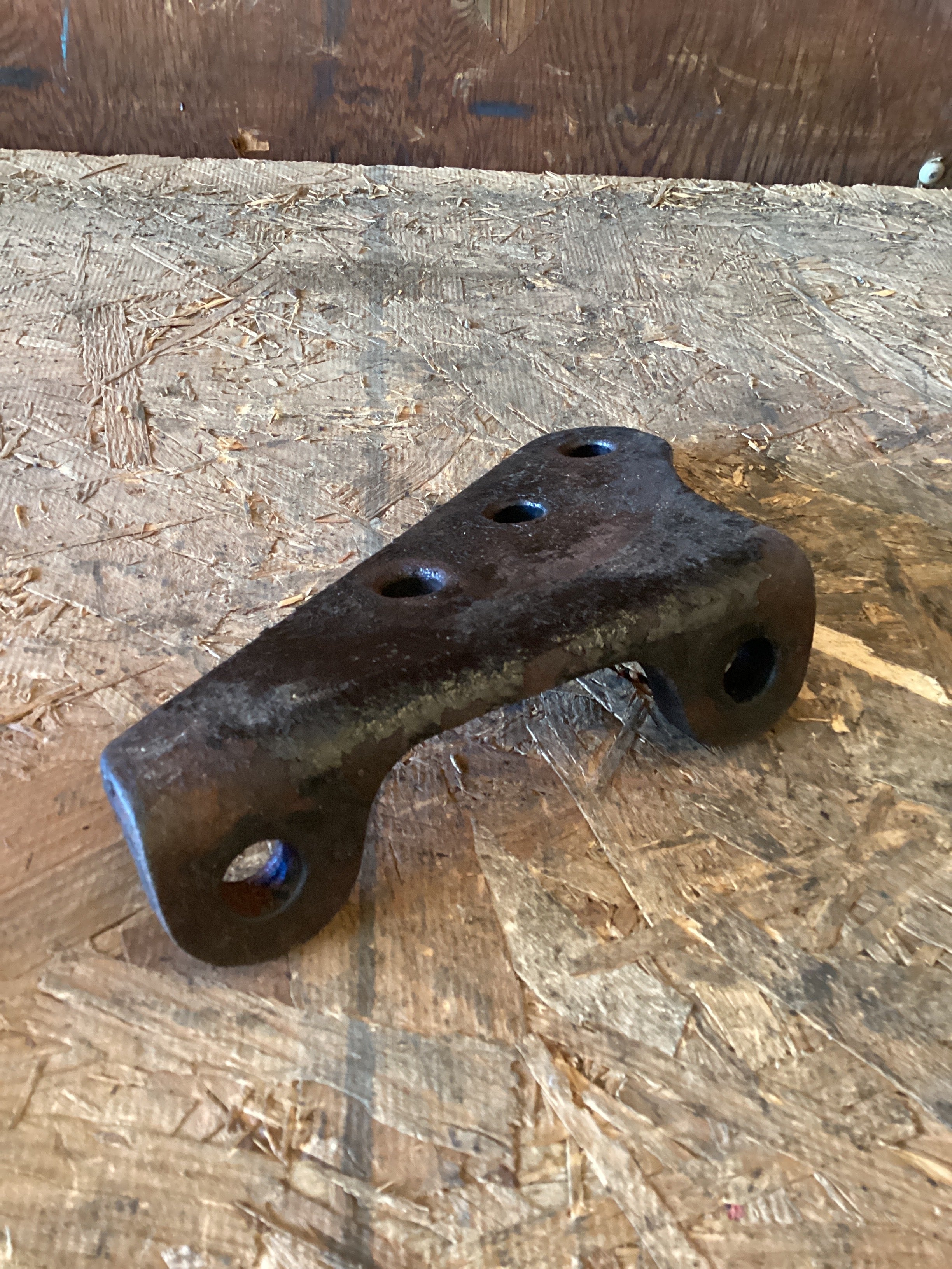 USED | CROSS MEMBER MOUNTING BRACKET FREIGHTLINER | SKU1,099