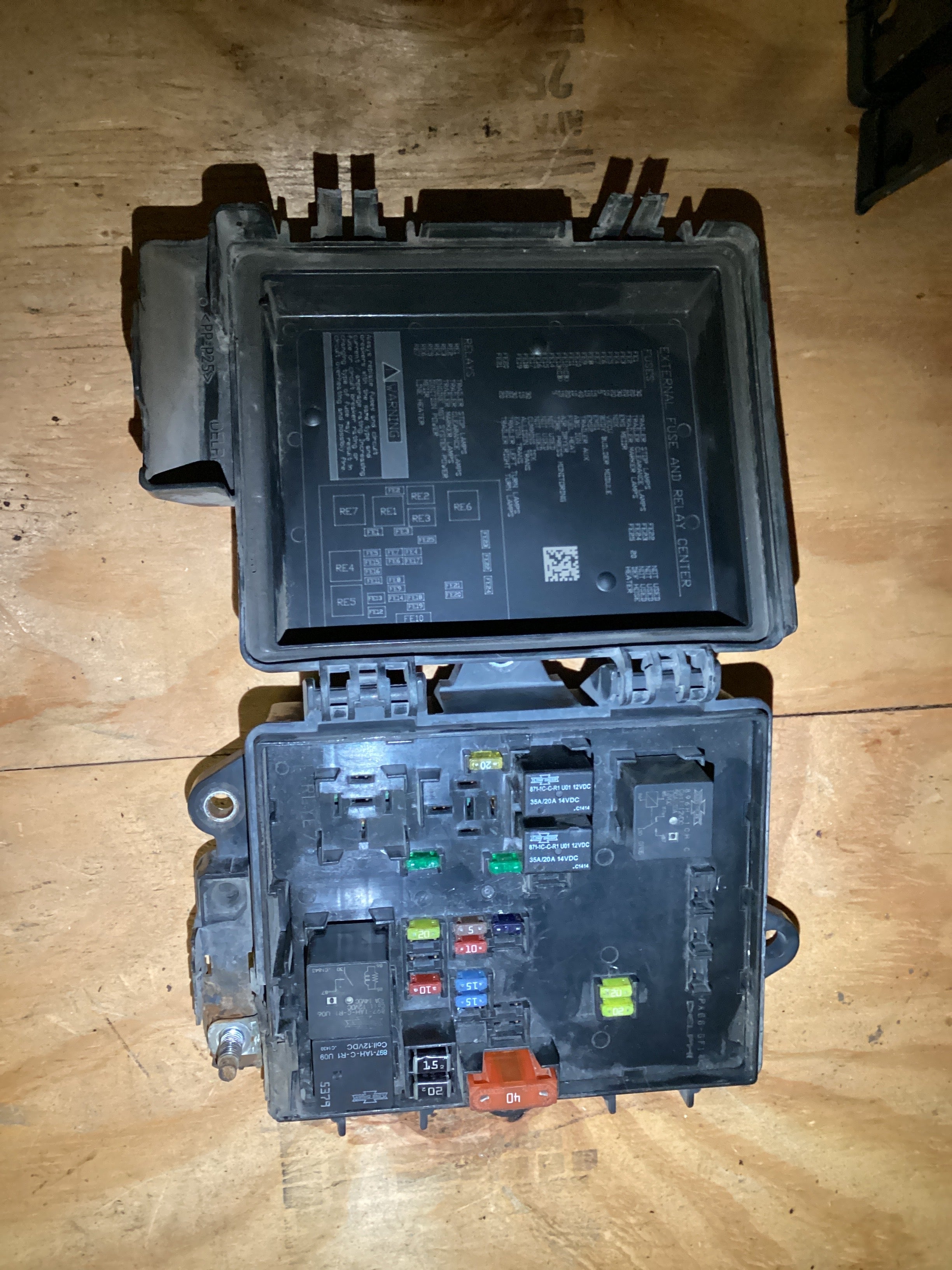 USED | POWER DISTRIBUTION FUSE BOX VOLVO VNL | SKU1,309