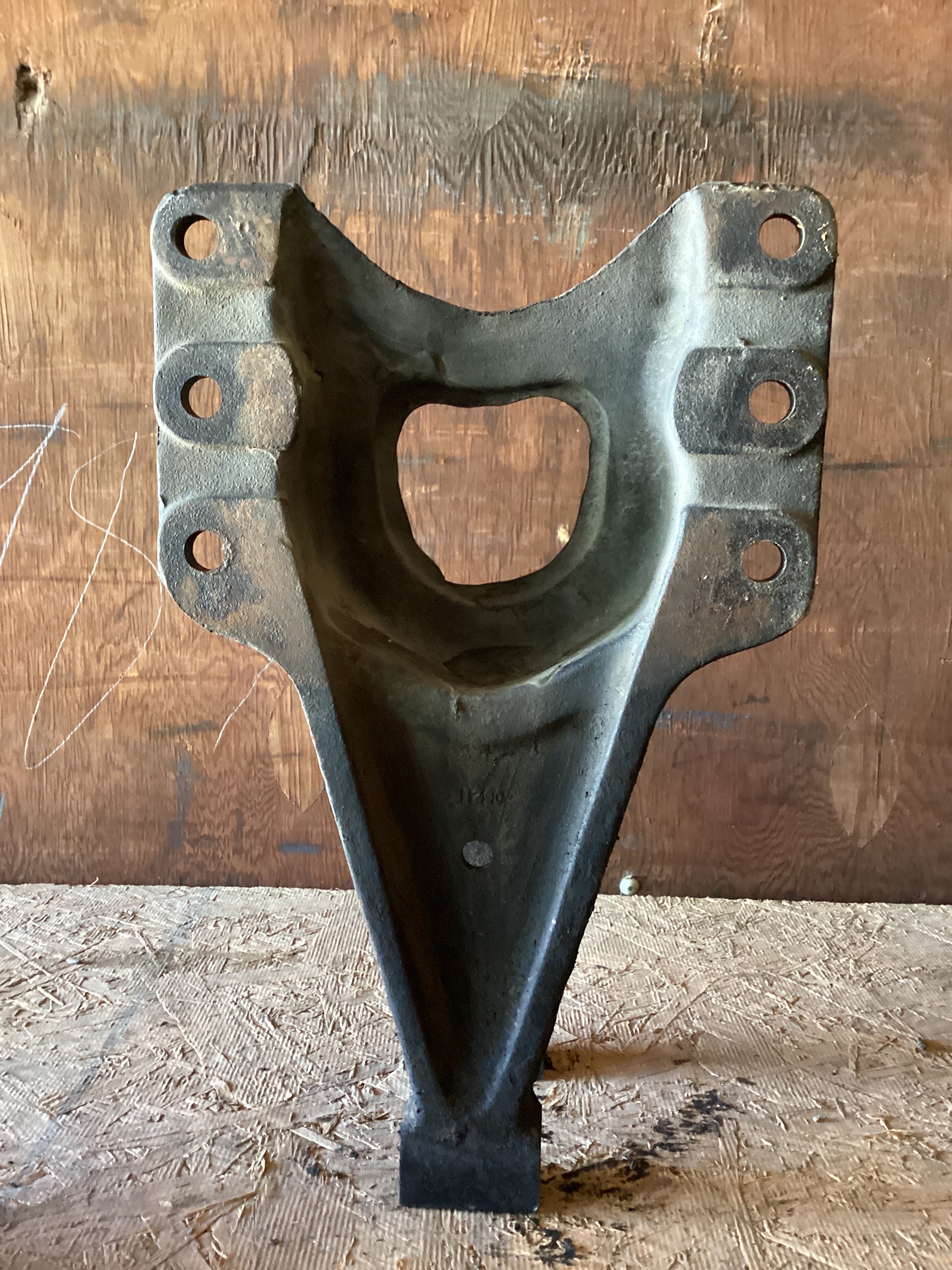 USED| REAR SUSPENSION SPRING BRACKET INTERNATIONAL | SKU891