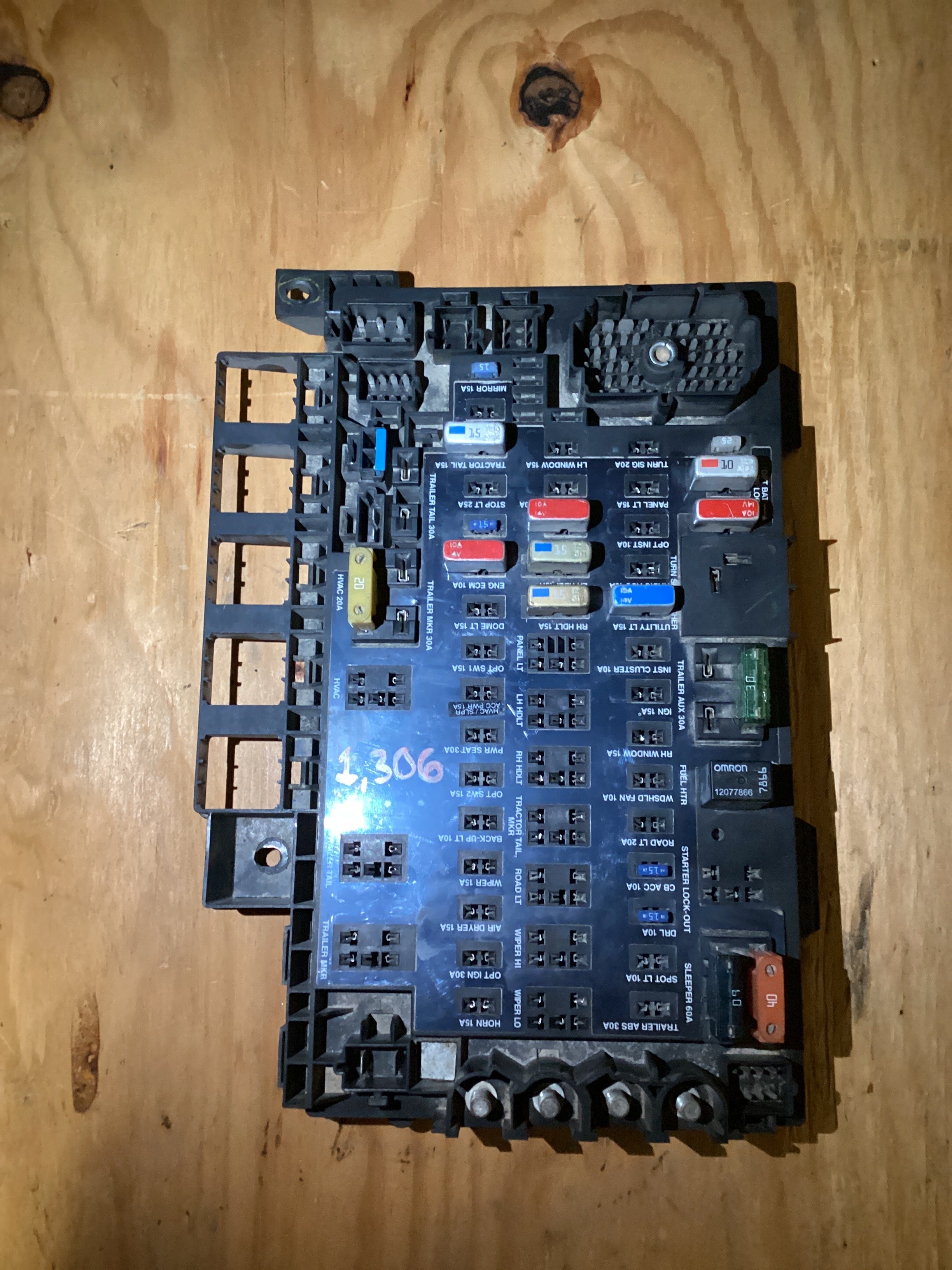 USED | POWER DISTRIBUTION FUSE BOX ASSEMBLY FREIGHTLINER COLUMBIA | SKU1,306