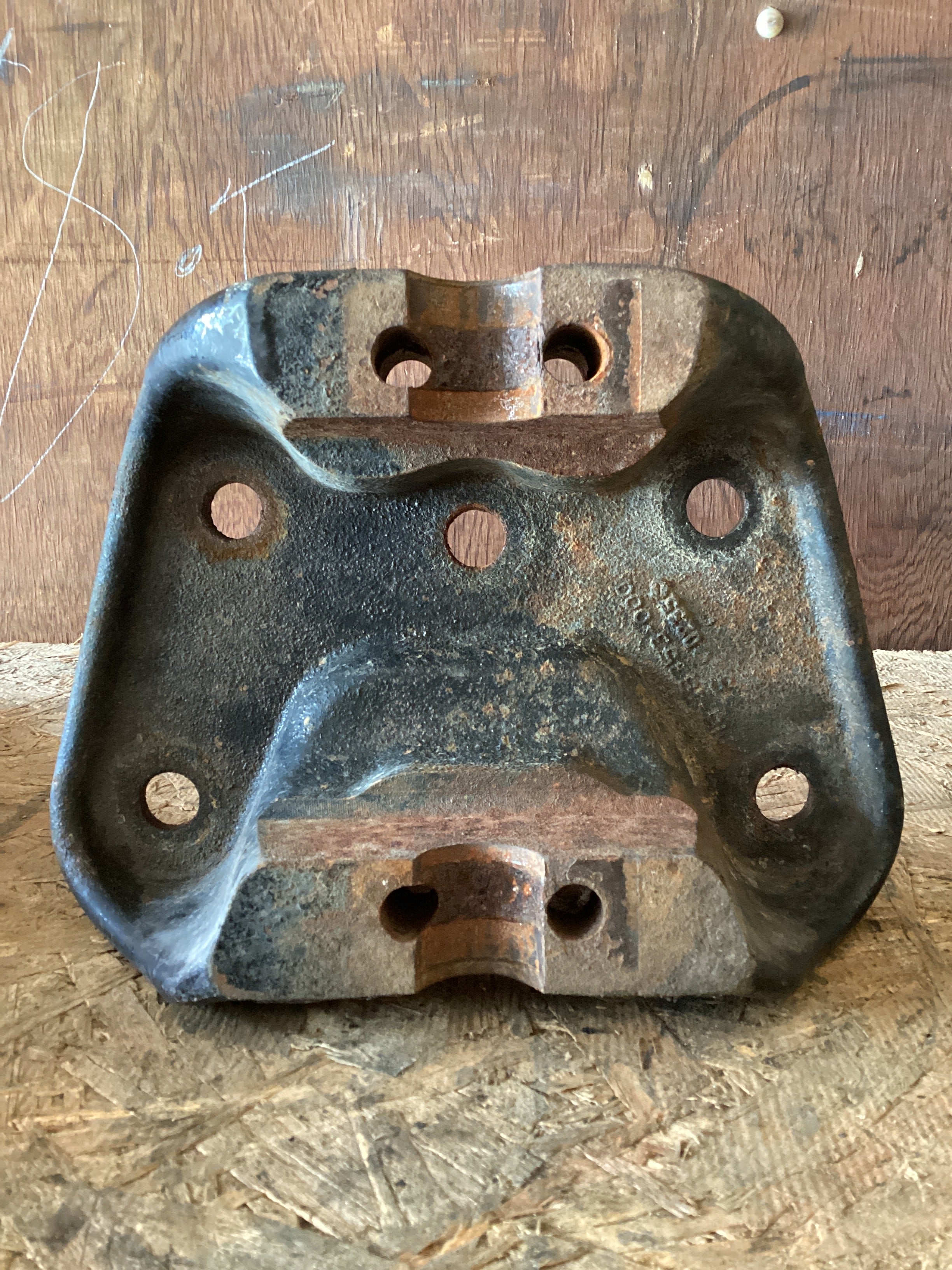 USED | FRINT SPRING HANGER BRACKET FREIGHTLINER | SKU957