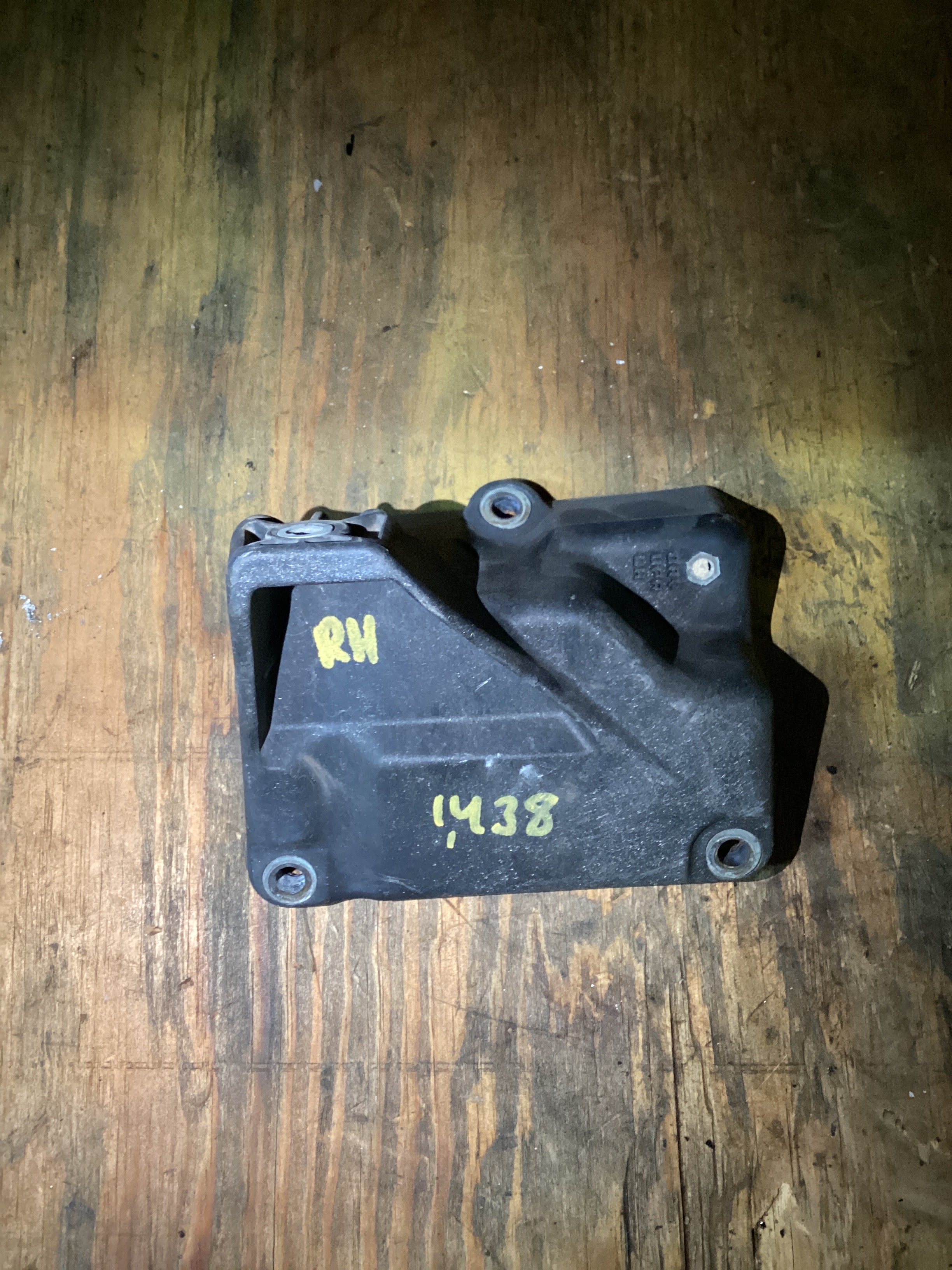 USED | SLEEPER CAB FAIRING DRY UPPER SUPPORT BRACKET RHS FREIGHTLINER CASCADIA | SKU1,438