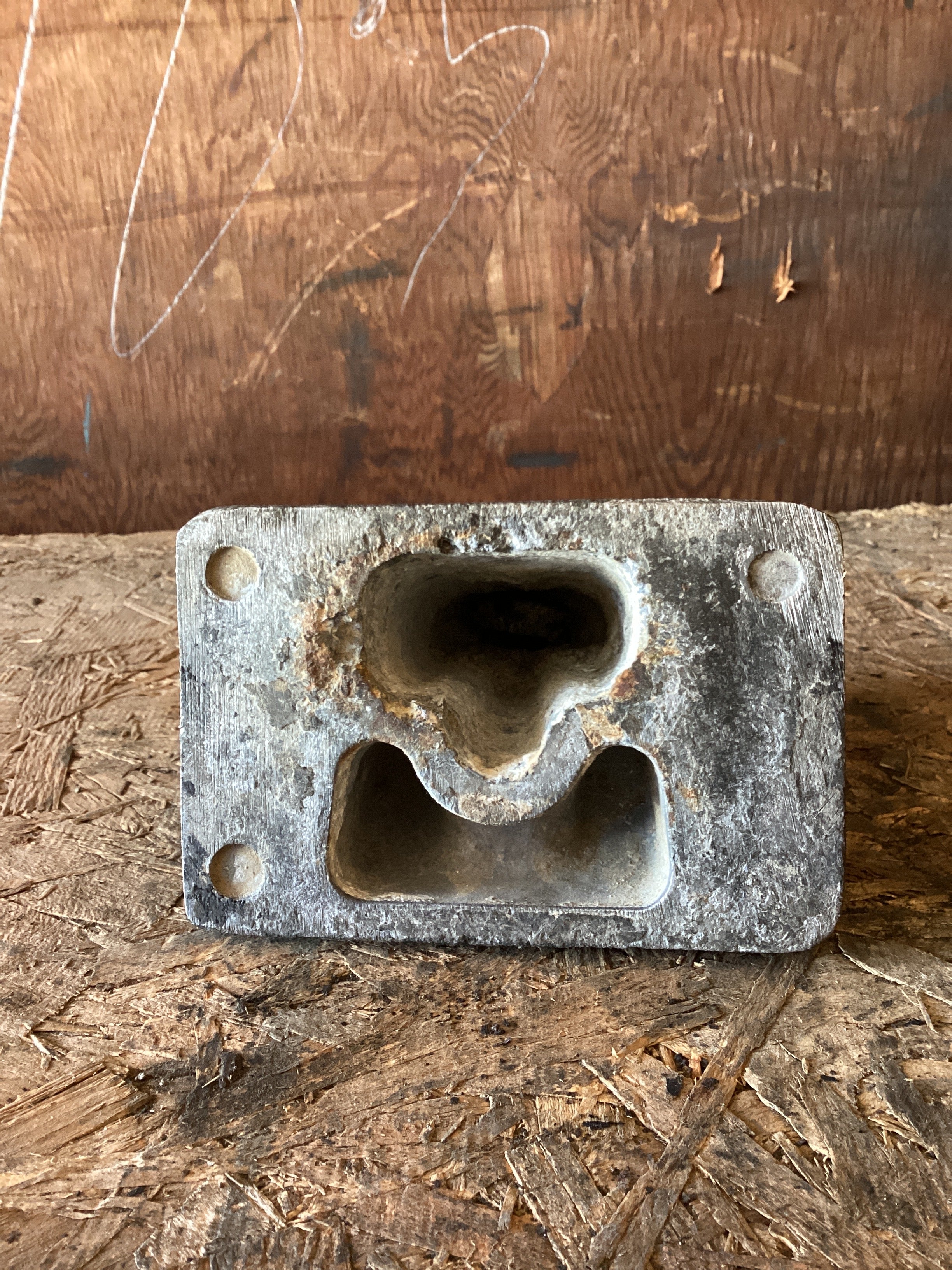 USED | FRONT SUSPENSION LEAF SPRING U BOLT PAD BRACKET FREIGHTLINER | SKU1,013