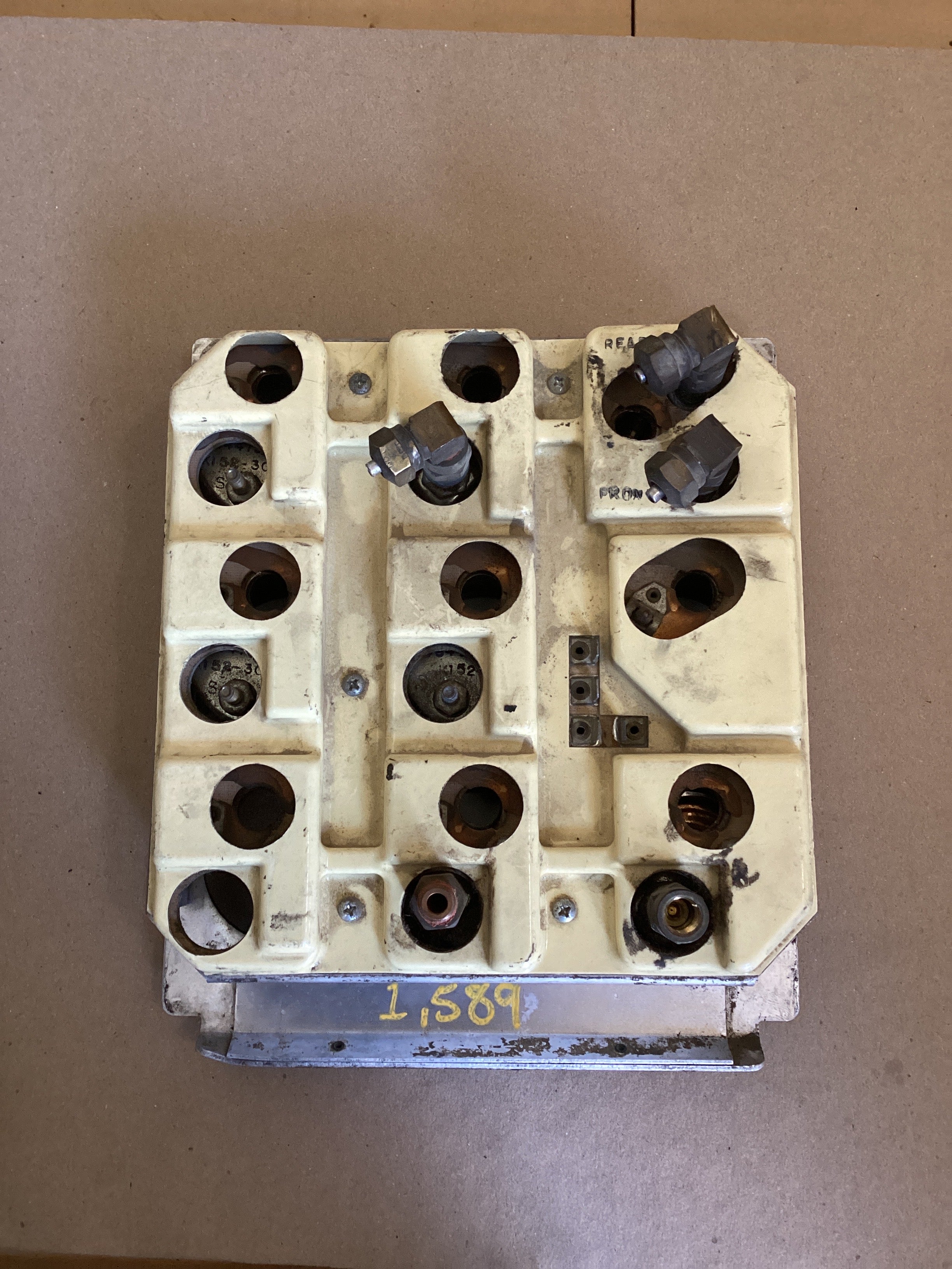 USED | DASHBOARD PANEL AIR PRESSURE FRONT REAR PSI / AIR PRESSURE APPL BRAKE PSI / OIL TEMPERATURE FWD REAR AXLE / FUEL LEVEL / TRANSMISSION OIL TEMPERATURE/ AIR FILTER IN H2O VAC AND FUEL FILTER IN HG VAC GAUGES ASSEMBLY KENWORTH | SKU1,589