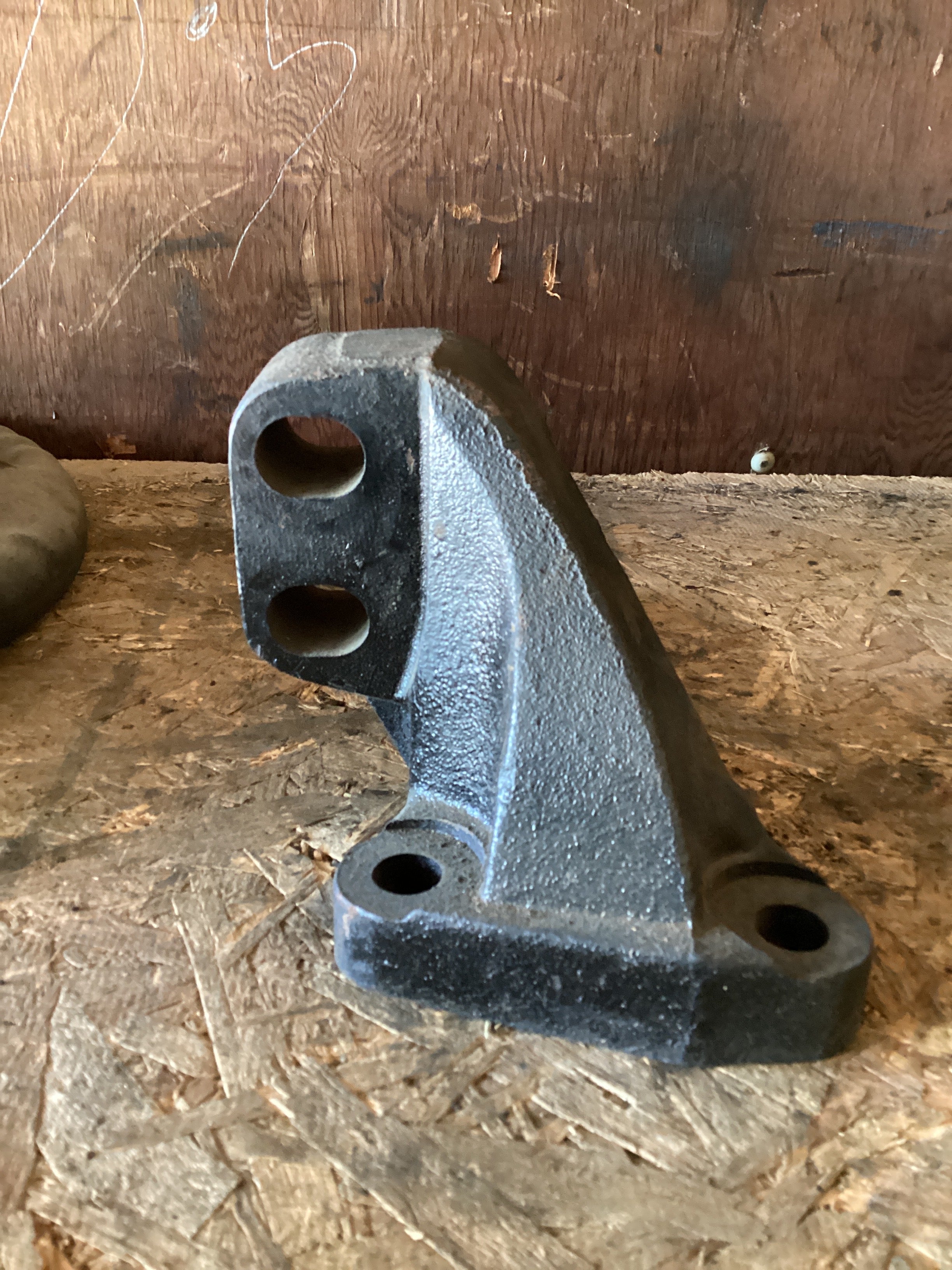 USED | REAR ENGINE MOUNT RHS DETROIT DD15 | SKU1,102