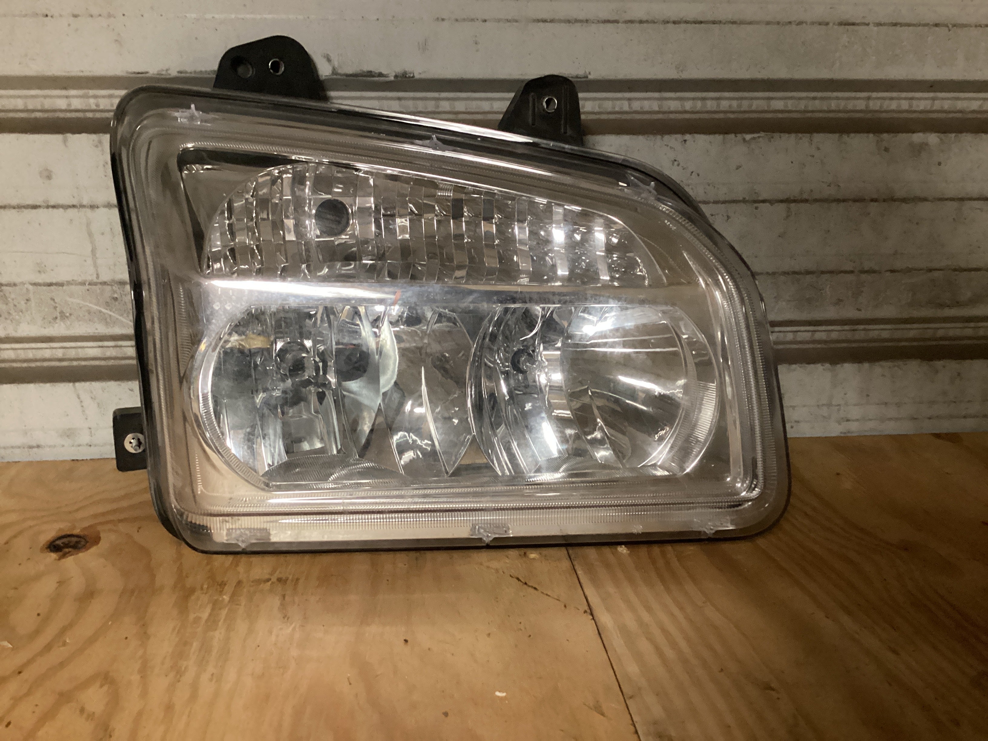 USED | HEADLIGHT KENWORTH RHS | SKU1,285