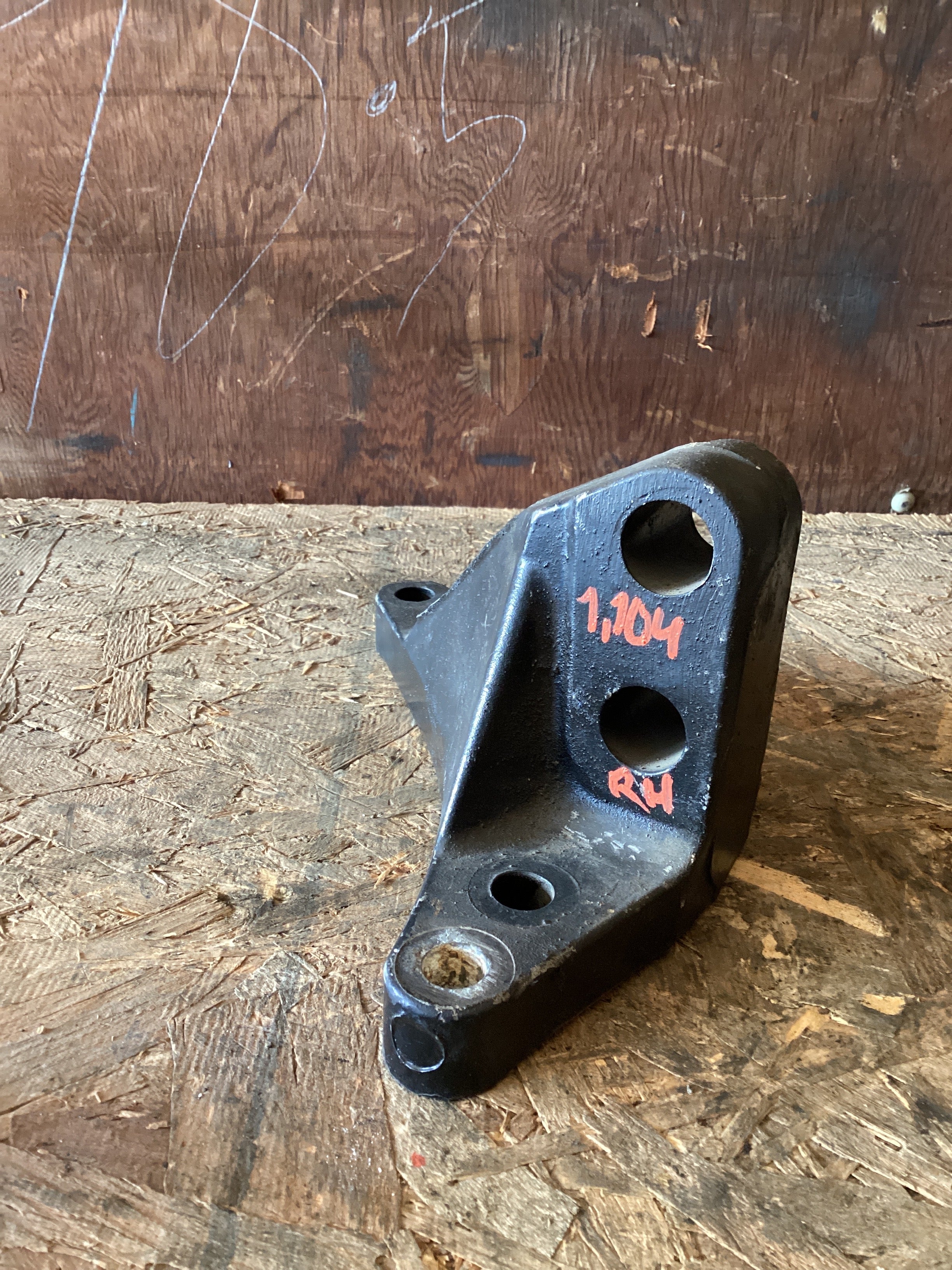 USED | ENGINE MOUNT RHS VOLVO | SKU1,104