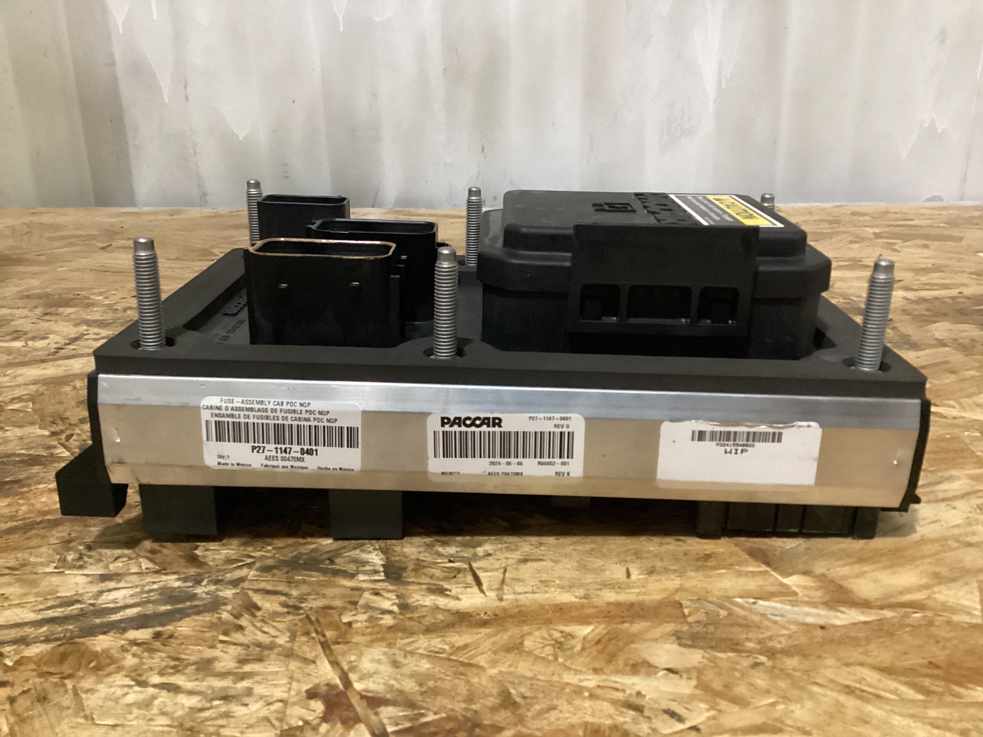 NEW | CAB POWER DISTRIBUTION CENTER FUSE BOX ASSY PACCAR KW | SKU800