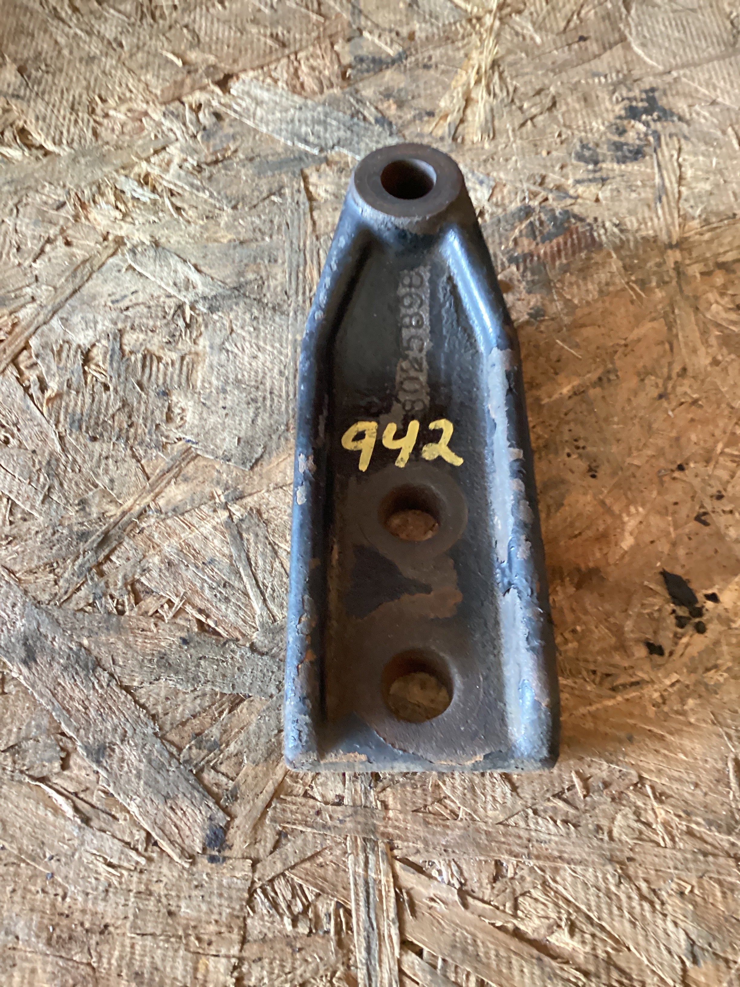 USED | FRONT SHOCK MOUNT BRACKET | SKU942