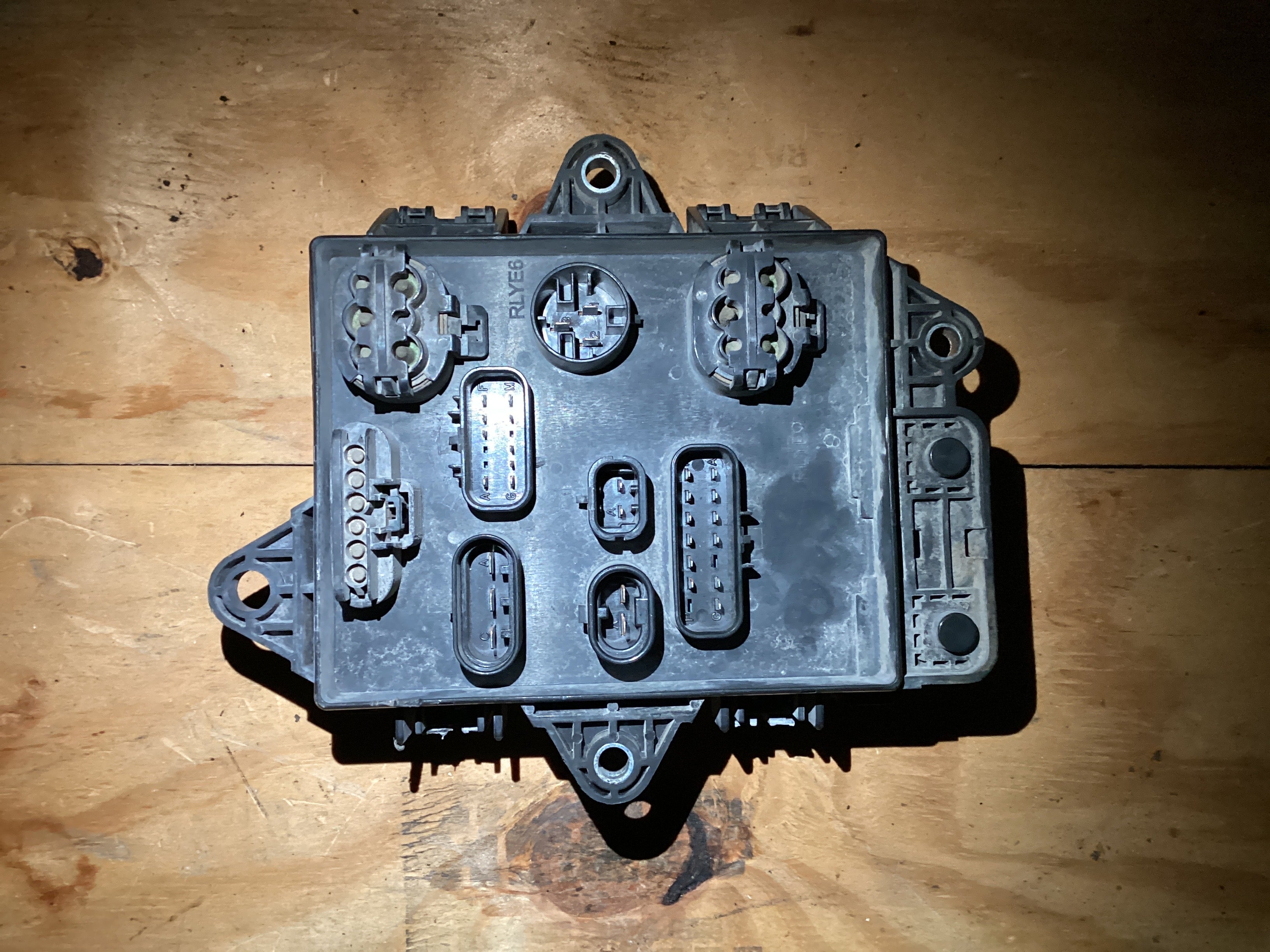 USED | POWER DISTRIBUTION FUSE BOX VOLVO VNL | SKU1,309