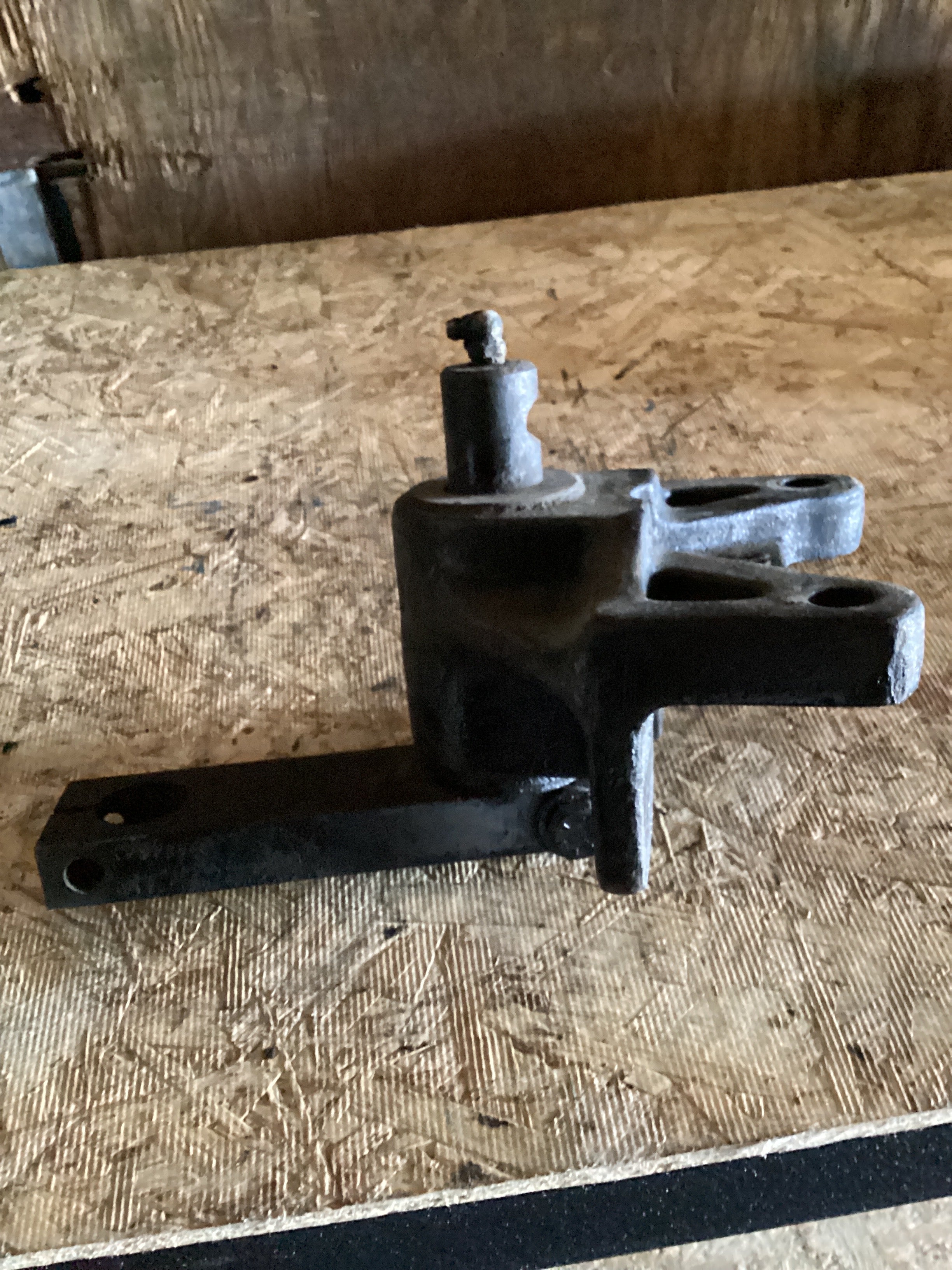 USED | LEAF SPRING SHACKLE BRACKET FREIGHTLINER | SKU792