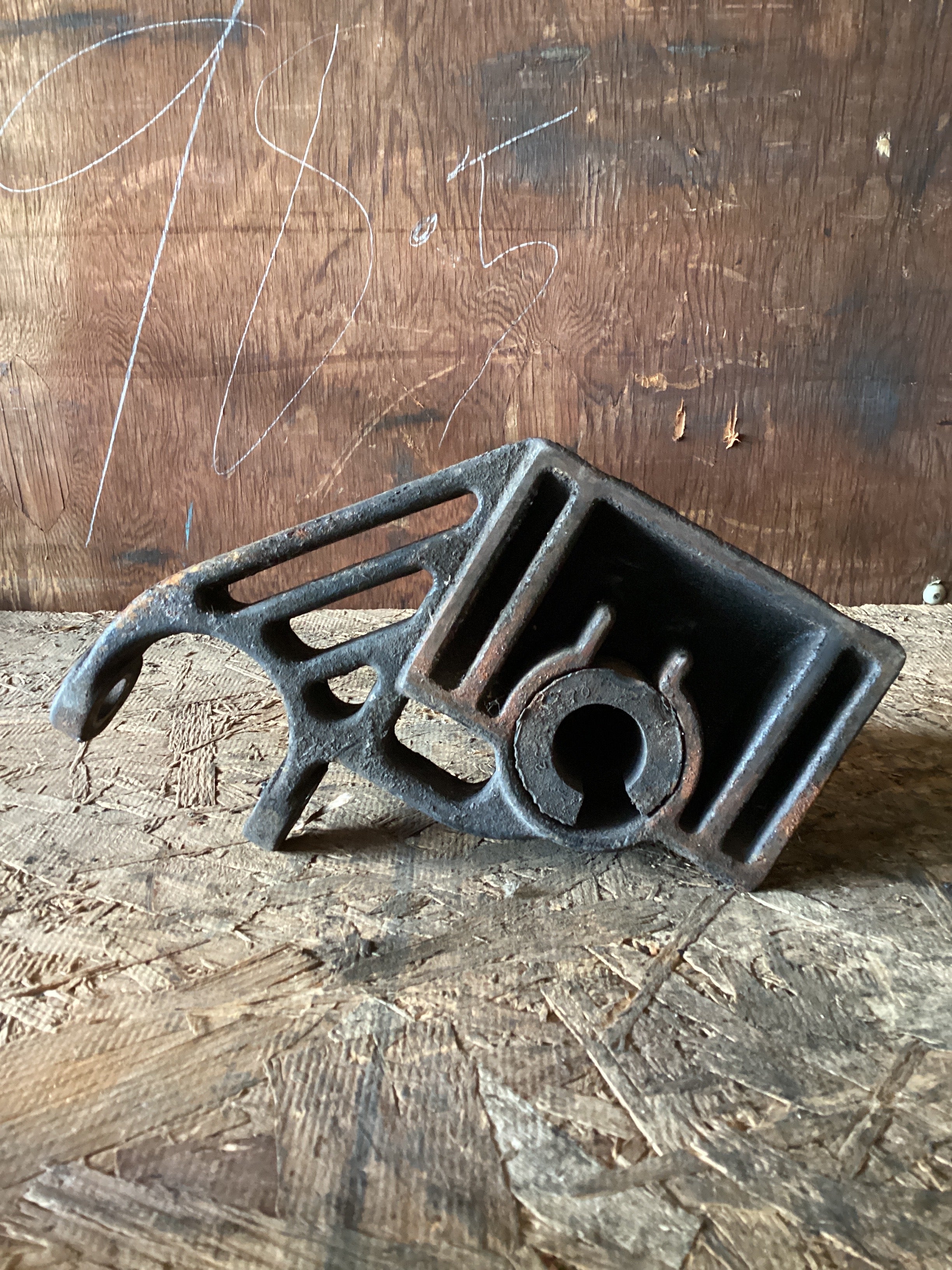 USED | FRONT SUSPENSION SHOCK MOUNT RHS VOLVO | SKU1,020